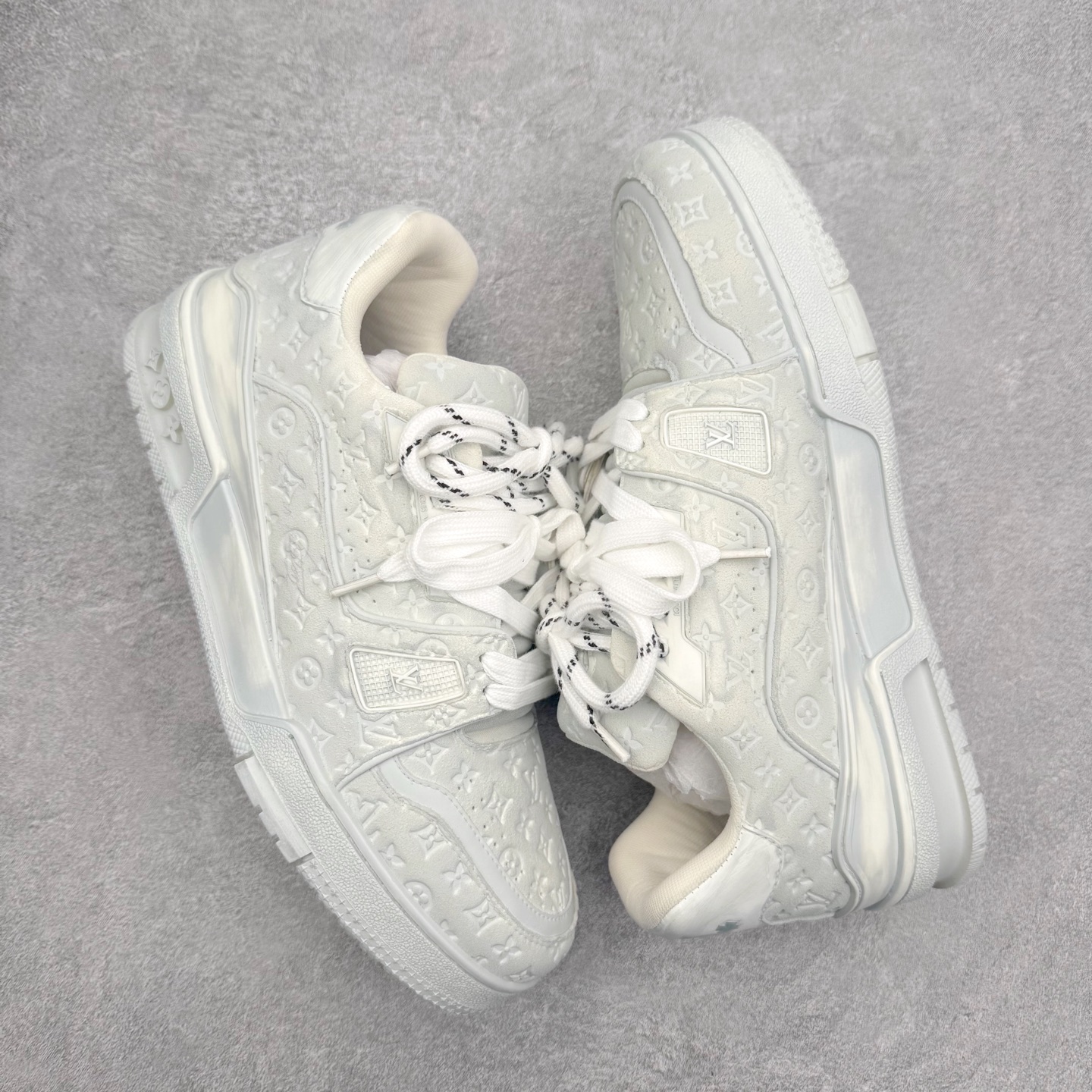 图片[3]-＃FS Louis Vuitton Trainer lv时装走秀运动鞋 完美鞋型超高的清洁度 零毛边线头瑕疵 全套原楦原纸版原鞋开模 全网最具灵魂的版型 正确原装黄色鞋盒 正确中底印花 鞋面印花3D高频深度立体 全鞋电脑针车 紧密相连 针距密度一致 环保乳胶注塑鞋垫 厚度脚感还原原版 皮面裁剪部位 统一油边封口工艺 原装橡胶大底含胶量大底组合零偏差 专柜全套包装 防尘袋 说明书 质保卡 男女鞋 尺码：35 36 37 38 39 40 41 42 43 44 45-选品中心