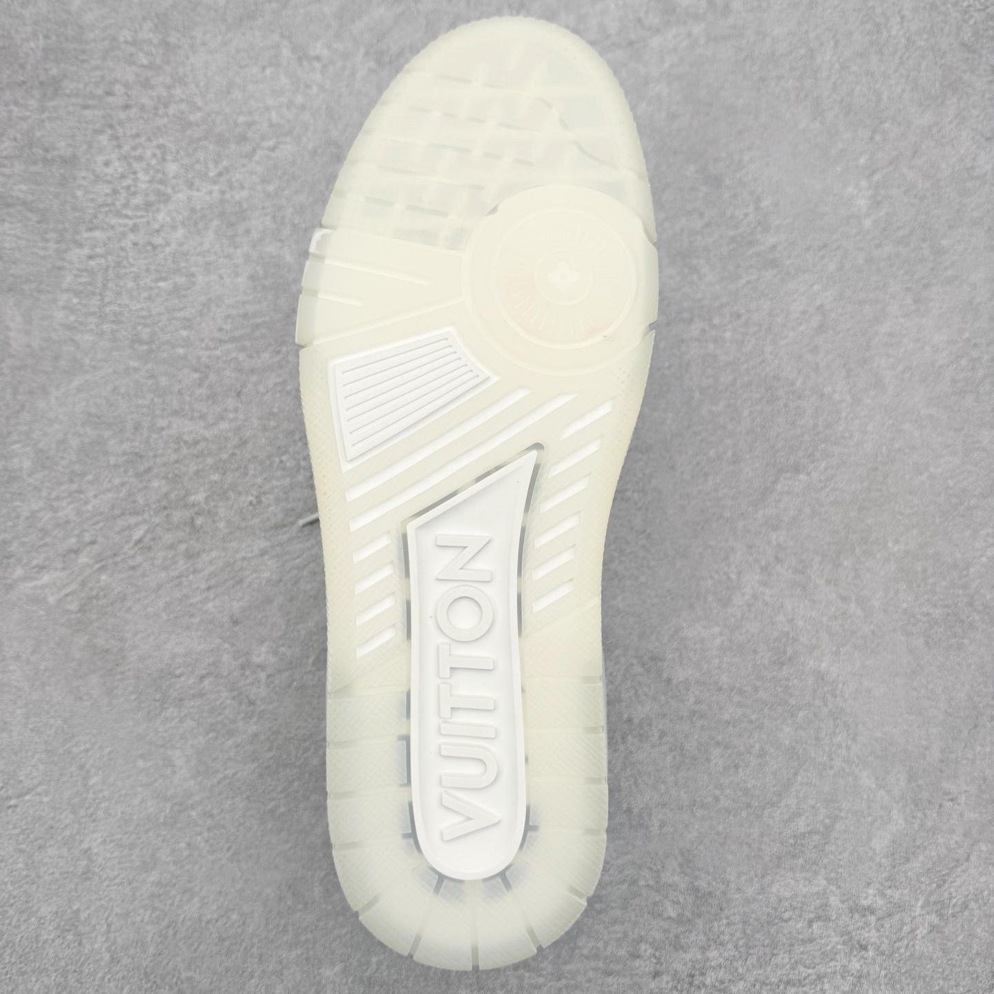 图片[9]-＃FS Louis Vuitton Trainer lv时装走秀运动鞋 完美鞋型超高的清洁度 零毛边线头瑕疵 全套原楦原纸版原鞋开模 全网最具灵魂的版型 正确原装黄色鞋盒 正确中底印花 鞋面印花3D高频深度立体 全鞋电脑针车 紧密相连 针距密度一致 环保乳胶注塑鞋垫 厚度脚感还原原版 皮面裁剪部位 统一油边封口工艺 原装橡胶大底含胶量大底组合零偏差 专柜全套包装 防尘袋 说明书 质保卡 男女鞋 尺码：35 36 37 38 39 40 41 42 43 44 45-选品中心