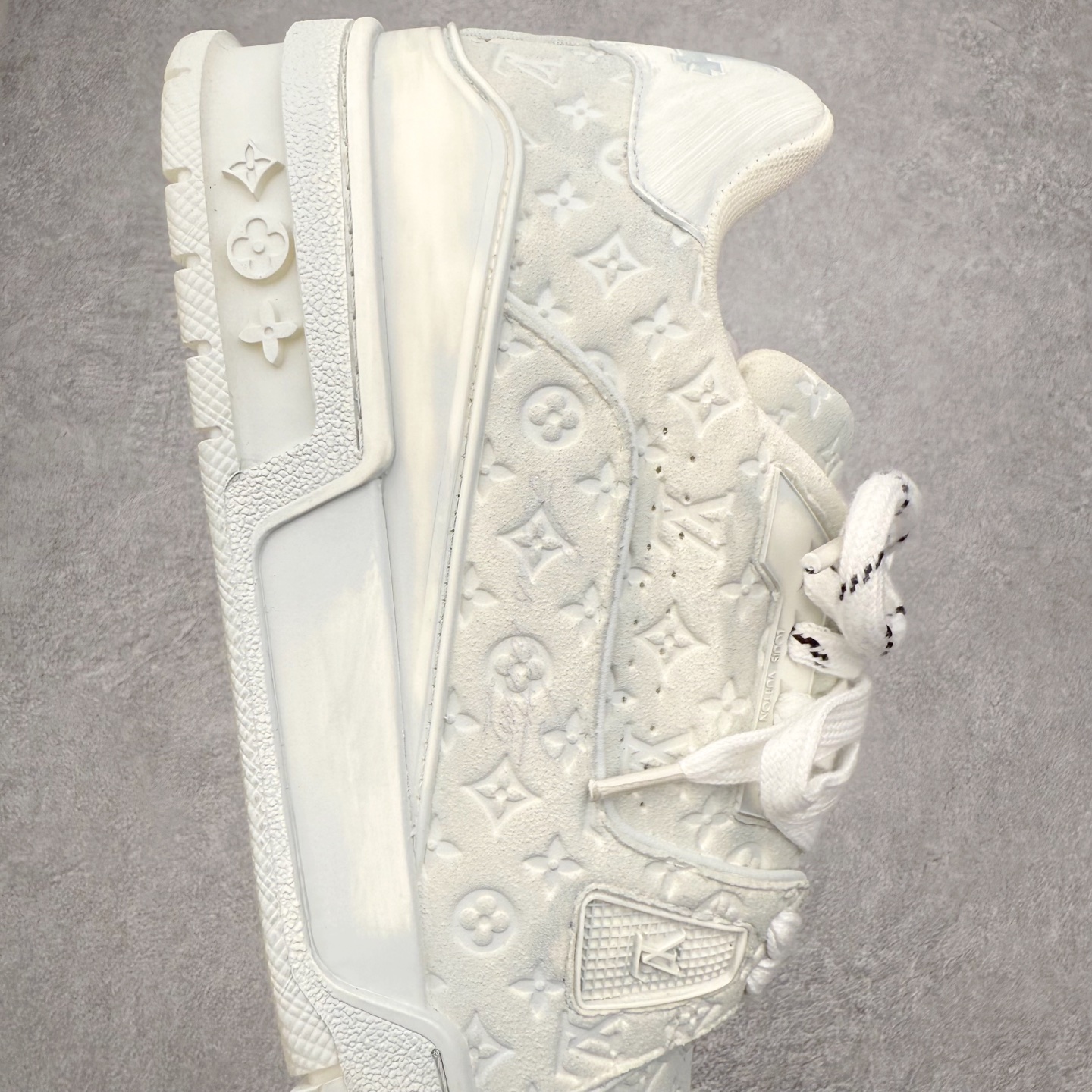 图片[6]-＃FS Louis Vuitton Trainer lv时装走秀运动鞋 完美鞋型超高的清洁度 零毛边线头瑕疵 全套原楦原纸版原鞋开模 全网最具灵魂的版型 正确原装黄色鞋盒 正确中底印花 鞋面印花3D高频深度立体 全鞋电脑针车 紧密相连 针距密度一致 环保乳胶注塑鞋垫 厚度脚感还原原版 皮面裁剪部位 统一油边封口工艺 原装橡胶大底含胶量大底组合零偏差 专柜全套包装 防尘袋 说明书 质保卡 男女鞋 尺码：35 36 37 38 39 40 41 42 43 44 45-选品中心