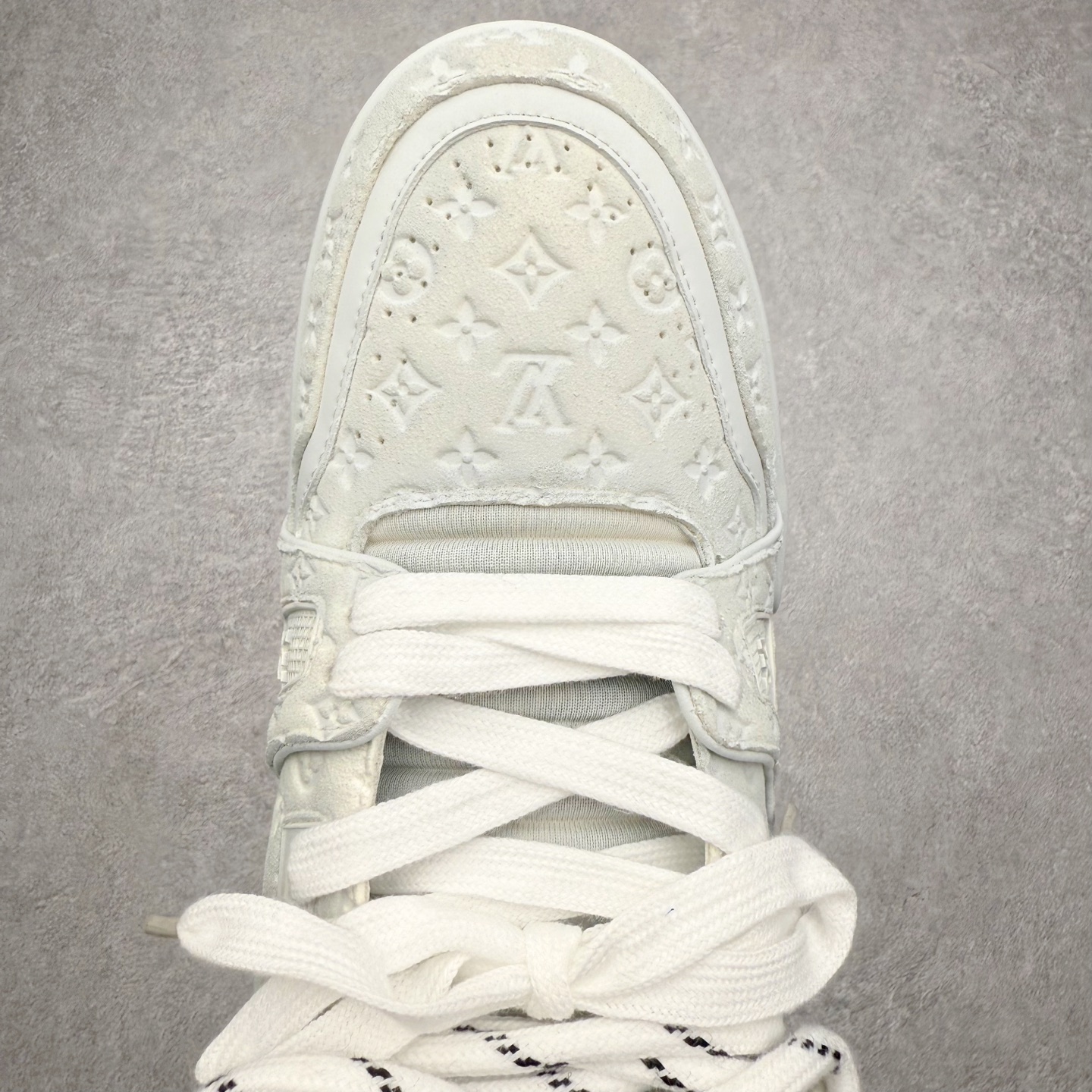 图片[4]-＃FS Louis Vuitton Trainer lv时装走秀运动鞋 完美鞋型超高的清洁度 零毛边线头瑕疵 全套原楦原纸版原鞋开模 全网最具灵魂的版型 正确原装黄色鞋盒 正确中底印花 鞋面印花3D高频深度立体 全鞋电脑针车 紧密相连 针距密度一致 环保乳胶注塑鞋垫 厚度脚感还原原版 皮面裁剪部位 统一油边封口工艺 原装橡胶大底含胶量大底组合零偏差 专柜全套包装 防尘袋 说明书 质保卡 男女鞋 尺码：35 36 37 38 39 40 41 42 43 44 45-选品中心