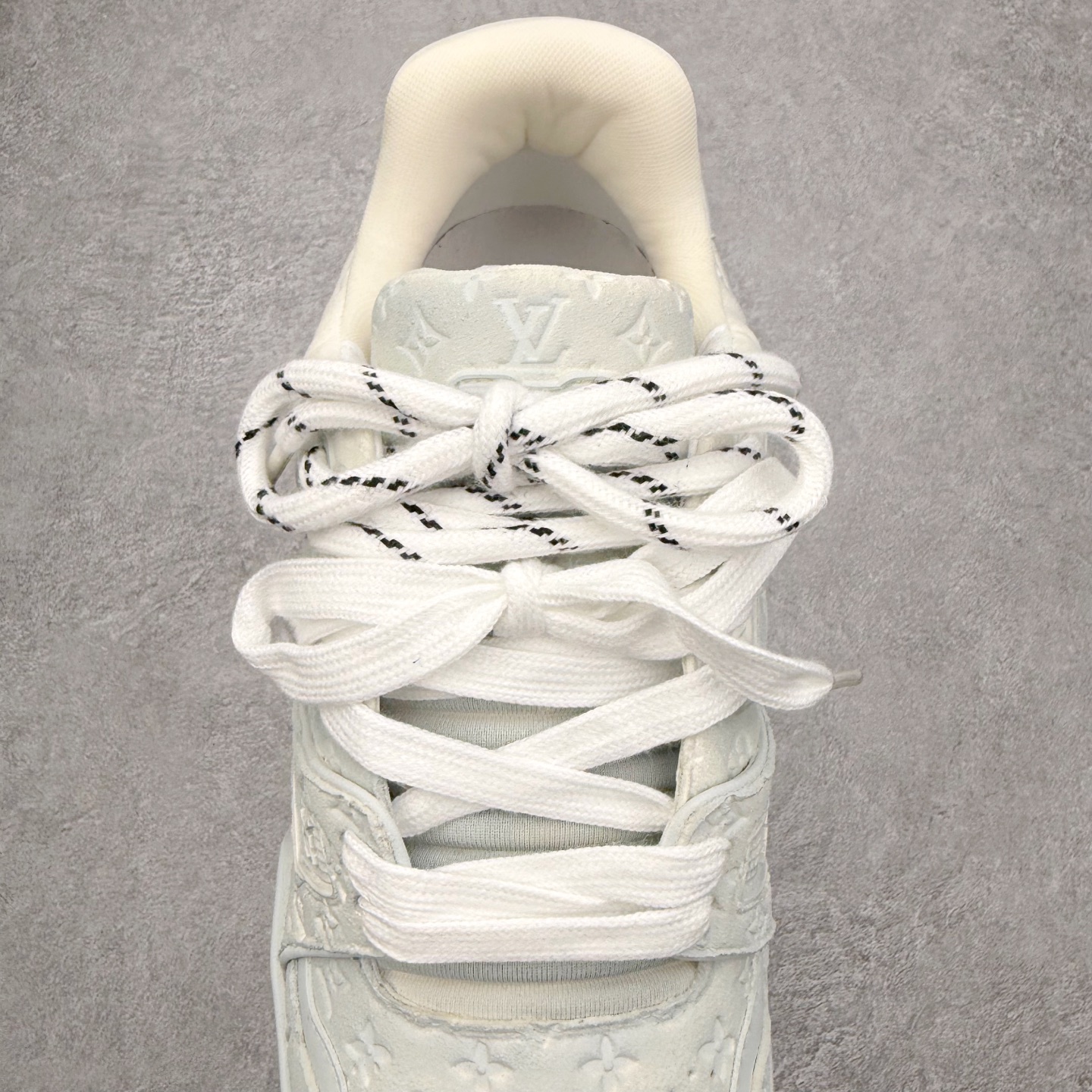 图片[5]-＃FS Louis Vuitton Trainer lv时装走秀运动鞋 完美鞋型超高的清洁度 零毛边线头瑕疵 全套原楦原纸版原鞋开模 全网最具灵魂的版型 正确原装黄色鞋盒 正确中底印花 鞋面印花3D高频深度立体 全鞋电脑针车 紧密相连 针距密度一致 环保乳胶注塑鞋垫 厚度脚感还原原版 皮面裁剪部位 统一油边封口工艺 原装橡胶大底含胶量大底组合零偏差 专柜全套包装 防尘袋 说明书 质保卡 男女鞋 尺码：35 36 37 38 39 40 41 42 43 44 45-选品中心