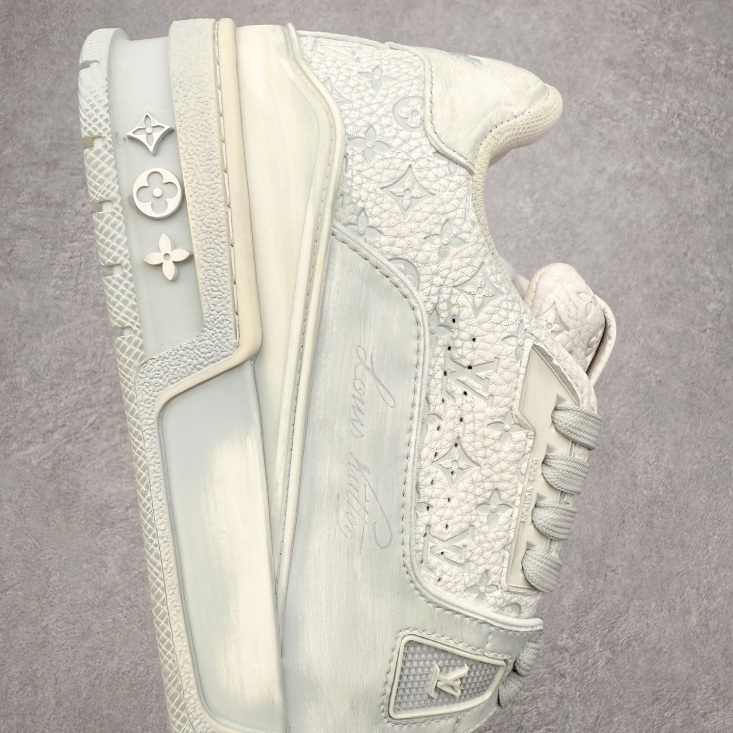 图片[6]-＃FS Louis Vuitton Trainer lv时装走秀运动鞋 完美鞋型超高的清洁度 零毛边线头瑕疵 全套原楦原纸版原鞋开模 全网最具灵魂的版型 正确原装黄色鞋盒 正确中底印花 鞋面印花3D高频深度立体 全鞋电脑针车 紧密相连 针距密度一致 环保乳胶注塑鞋垫 厚度脚感还原原版 皮面裁剪部位 统一油边封口工艺 原装橡胶大底含胶量大底组合零偏差 专柜全套包装 防尘袋 说明书 质保卡 男女鞋 尺码：35 36 37 38 39 40 41 42 43 44 45-选品中心