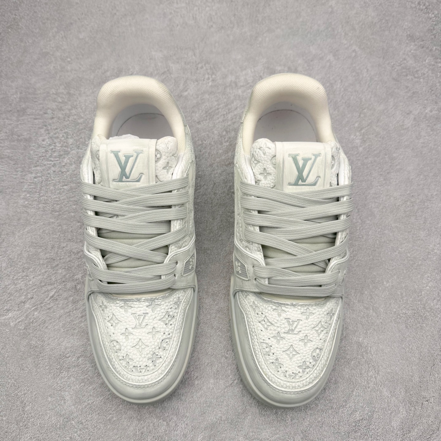 图片[2]-＃FS Louis Vuitton Trainer lv时装走秀运动鞋 完美鞋型超高的清洁度 零毛边线头瑕疵 全套原楦原纸版原鞋开模 全网最具灵魂的版型 正确原装黄色鞋盒 正确中底印花 鞋面印花3D高频深度立体 全鞋电脑针车 紧密相连 针距密度一致 环保乳胶注塑鞋垫 厚度脚感还原原版 皮面裁剪部位 统一油边封口工艺 原装橡胶大底含胶量大底组合零偏差 专柜全套包装 防尘袋 说明书 质保卡 男女鞋 尺码：35 36 37 38 39 40 41 42 43 44 45-选品中心