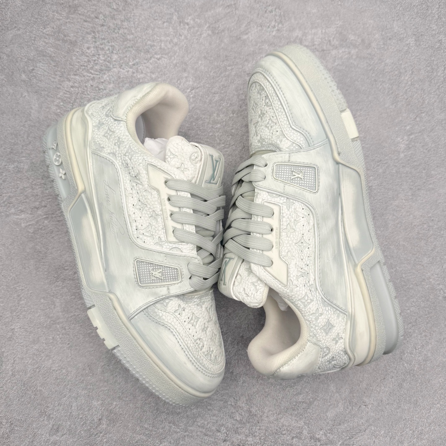 图片[3]-＃FS Louis Vuitton Trainer lv时装走秀运动鞋 完美鞋型超高的清洁度 零毛边线头瑕疵 全套原楦原纸版原鞋开模 全网最具灵魂的版型 正确原装黄色鞋盒 正确中底印花 鞋面印花3D高频深度立体 全鞋电脑针车 紧密相连 针距密度一致 环保乳胶注塑鞋垫 厚度脚感还原原版 皮面裁剪部位 统一油边封口工艺 原装橡胶大底含胶量大底组合零偏差 专柜全套包装 防尘袋 说明书 质保卡 男女鞋 尺码：35 36 37 38 39 40 41 42 43 44 45-选品中心