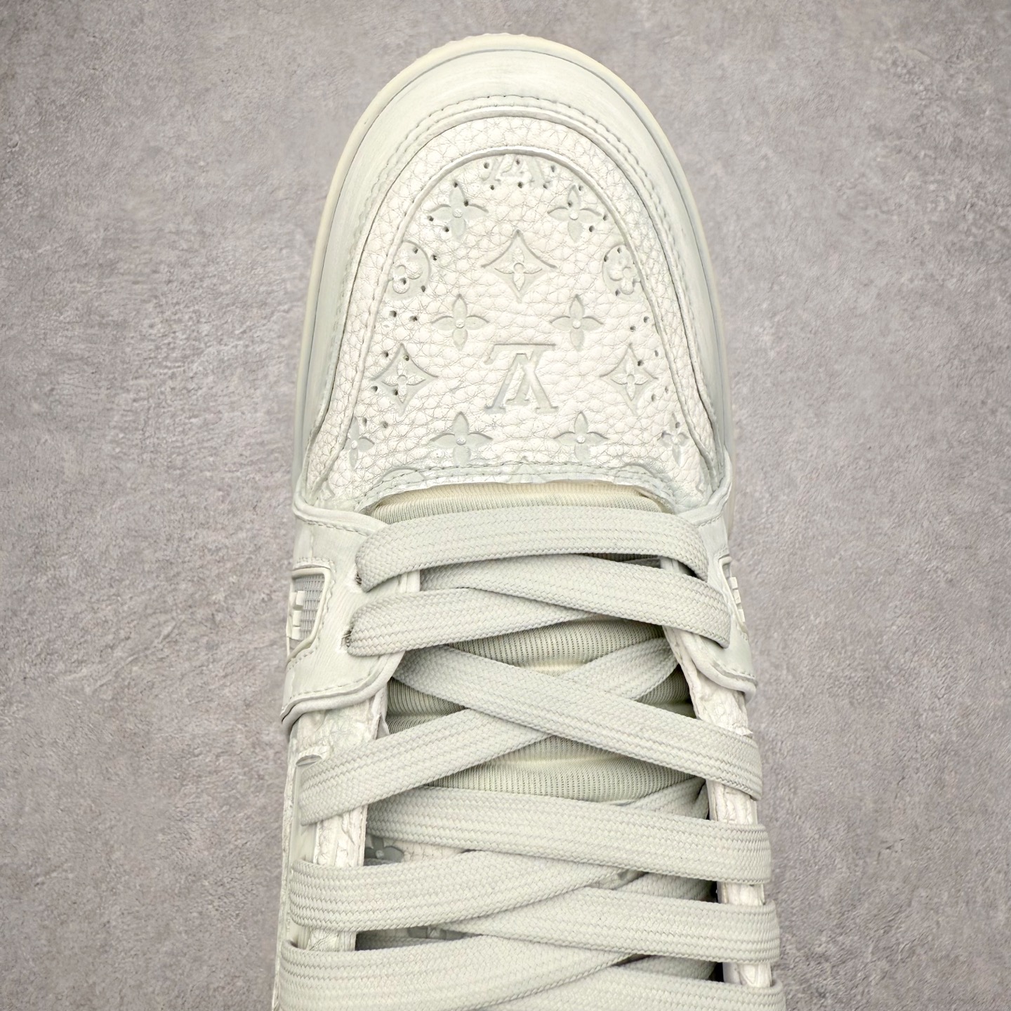 图片[4]-＃FS Louis Vuitton Trainer lv时装走秀运动鞋 完美鞋型超高的清洁度 零毛边线头瑕疵 全套原楦原纸版原鞋开模 全网最具灵魂的版型 正确原装黄色鞋盒 正确中底印花 鞋面印花3D高频深度立体 全鞋电脑针车 紧密相连 针距密度一致 环保乳胶注塑鞋垫 厚度脚感还原原版 皮面裁剪部位 统一油边封口工艺 原装橡胶大底含胶量大底组合零偏差 专柜全套包装 防尘袋 说明书 质保卡 男女鞋 尺码：35 36 37 38 39 40 41 42 43 44 45-选品中心