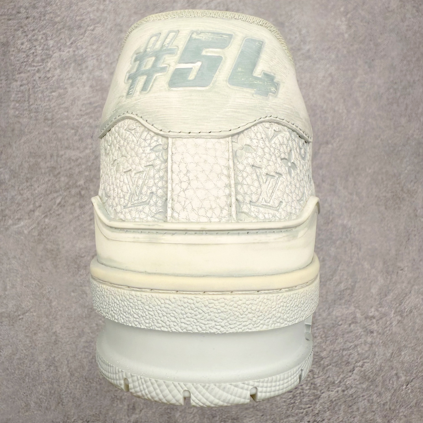 图片[8]-＃FS Louis Vuitton Trainer lv时装走秀运动鞋 完美鞋型超高的清洁度 零毛边线头瑕疵 全套原楦原纸版原鞋开模 全网最具灵魂的版型 正确原装黄色鞋盒 正确中底印花 鞋面印花3D高频深度立体 全鞋电脑针车 紧密相连 针距密度一致 环保乳胶注塑鞋垫 厚度脚感还原原版 皮面裁剪部位 统一油边封口工艺 原装橡胶大底含胶量大底组合零偏差 专柜全套包装 防尘袋 说明书 质保卡 男女鞋 尺码：35 36 37 38 39 40 41 42 43 44 45-选品中心