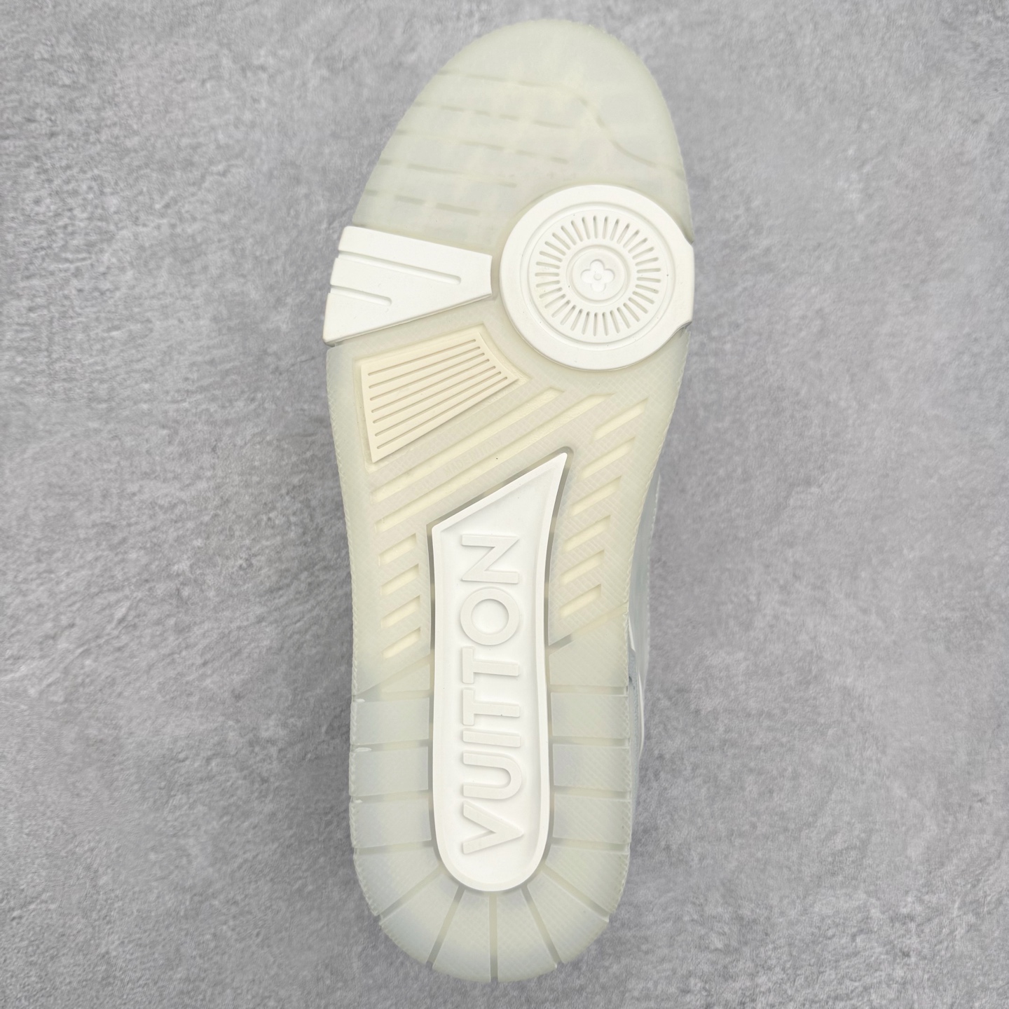 图片[9]-＃FS Louis Vuitton Trainer lv时装走秀运动鞋 完美鞋型超高的清洁度 零毛边线头瑕疵 全套原楦原纸版原鞋开模 全网最具灵魂的版型 正确原装黄色鞋盒 正确中底印花 鞋面印花3D高频深度立体 全鞋电脑针车 紧密相连 针距密度一致 环保乳胶注塑鞋垫 厚度脚感还原原版 皮面裁剪部位 统一油边封口工艺 原装橡胶大底含胶量大底组合零偏差 专柜全套包装 防尘袋 说明书 质保卡 男女鞋 尺码：35 36 37 38 39 40 41 42 43 44 45-选品中心