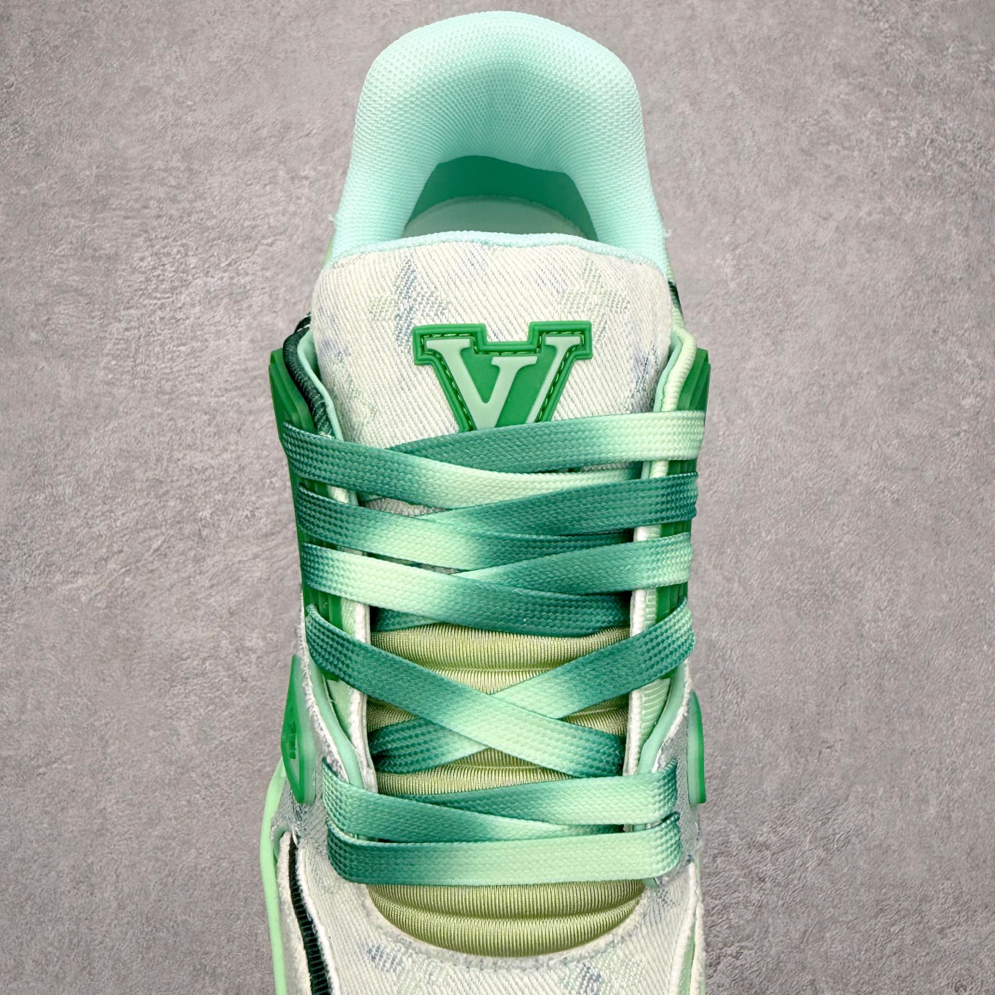 图片[5]-＃FS Louis Vuitton Trainer lv时装走秀运动鞋 完美鞋型超高的清洁度 零毛边线头瑕疵 全套原楦原纸版原鞋开模 全网最具灵魂的版型 正确原装黄色鞋盒 正确中底印花 鞋面印花3D高频深度立体 全鞋电脑针车 紧密相连 针距密度一致 环保乳胶注塑鞋垫 厚度脚感还原原版 皮面裁剪部位 统一油边封口工艺 原装橡胶大底含胶量大底组合零偏差 专柜全套包装 防尘袋 说明书 质保卡 男女鞋 尺码：35 36 37 38 39 40 41 42 43 44 45-选品中心