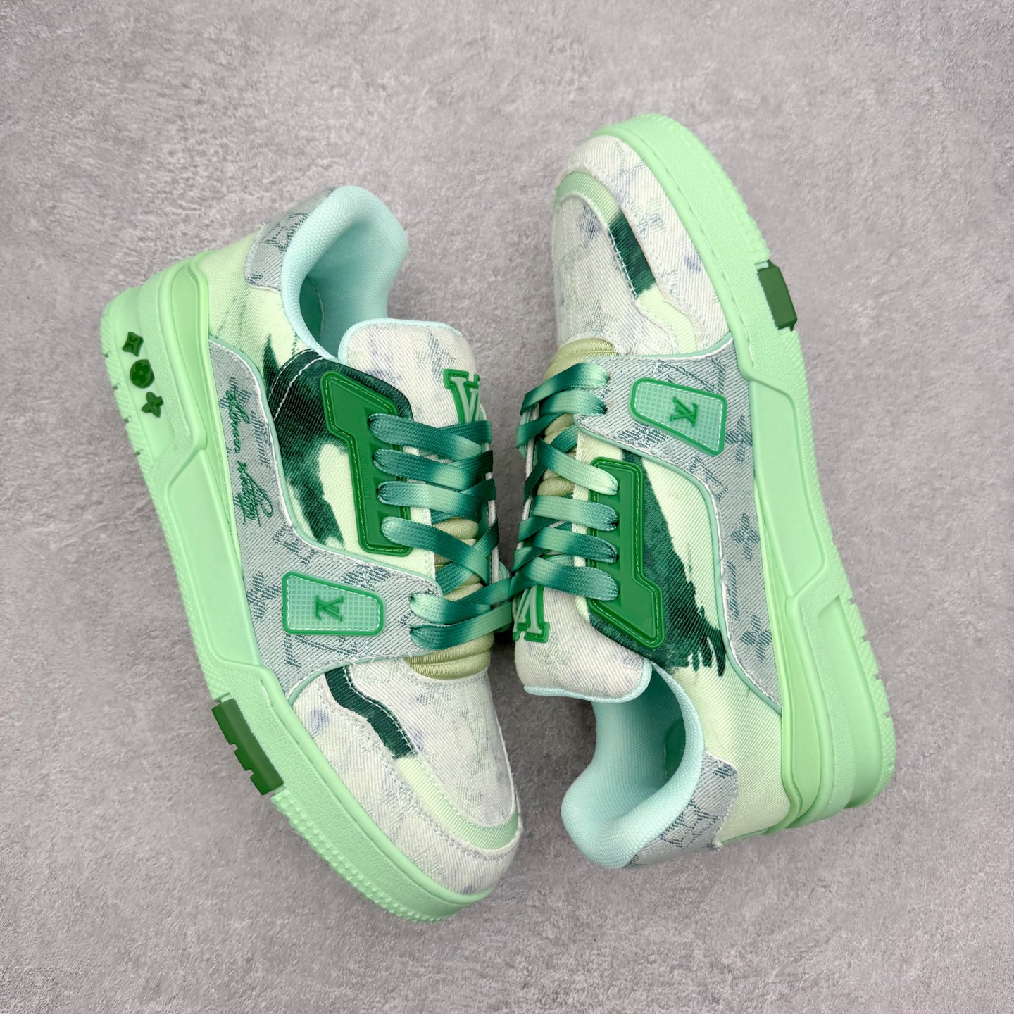 图片[3]-＃FS Louis Vuitton Trainer lv时装走秀运动鞋 完美鞋型超高的清洁度 零毛边线头瑕疵 全套原楦原纸版原鞋开模 全网最具灵魂的版型 正确原装黄色鞋盒 正确中底印花 鞋面印花3D高频深度立体 全鞋电脑针车 紧密相连 针距密度一致 环保乳胶注塑鞋垫 厚度脚感还原原版 皮面裁剪部位 统一油边封口工艺 原装橡胶大底含胶量大底组合零偏差 专柜全套包装 防尘袋 说明书 质保卡 男女鞋 尺码：35 36 37 38 39 40 41 42 43 44 45-选品中心