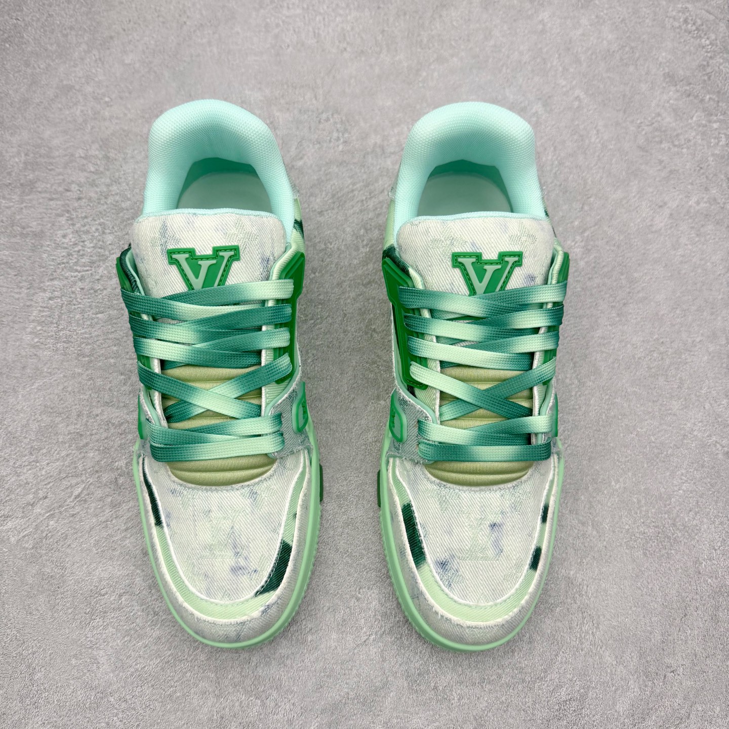 图片[2]-＃FS Louis Vuitton Trainer lv时装走秀运动鞋 完美鞋型超高的清洁度 零毛边线头瑕疵 全套原楦原纸版原鞋开模 全网最具灵魂的版型 正确原装黄色鞋盒 正确中底印花 鞋面印花3D高频深度立体 全鞋电脑针车 紧密相连 针距密度一致 环保乳胶注塑鞋垫 厚度脚感还原原版 皮面裁剪部位 统一油边封口工艺 原装橡胶大底含胶量大底组合零偏差 专柜全套包装 防尘袋 说明书 质保卡 男女鞋 尺码：35 36 37 38 39 40 41 42 43 44 45-选品中心