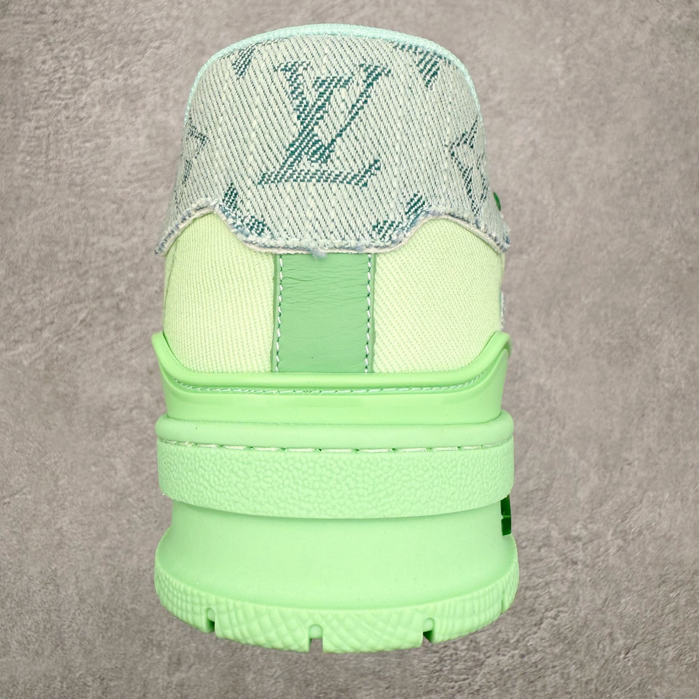 图片[8]-＃FS Louis Vuitton Trainer lv时装走秀运动鞋 完美鞋型超高的清洁度 零毛边线头瑕疵 全套原楦原纸版原鞋开模 全网最具灵魂的版型 正确原装黄色鞋盒 正确中底印花 鞋面印花3D高频深度立体 全鞋电脑针车 紧密相连 针距密度一致 环保乳胶注塑鞋垫 厚度脚感还原原版 皮面裁剪部位 统一油边封口工艺 原装橡胶大底含胶量大底组合零偏差 专柜全套包装 防尘袋 说明书 质保卡 男女鞋 尺码：35 36 37 38 39 40 41 42 43 44 45-选品中心