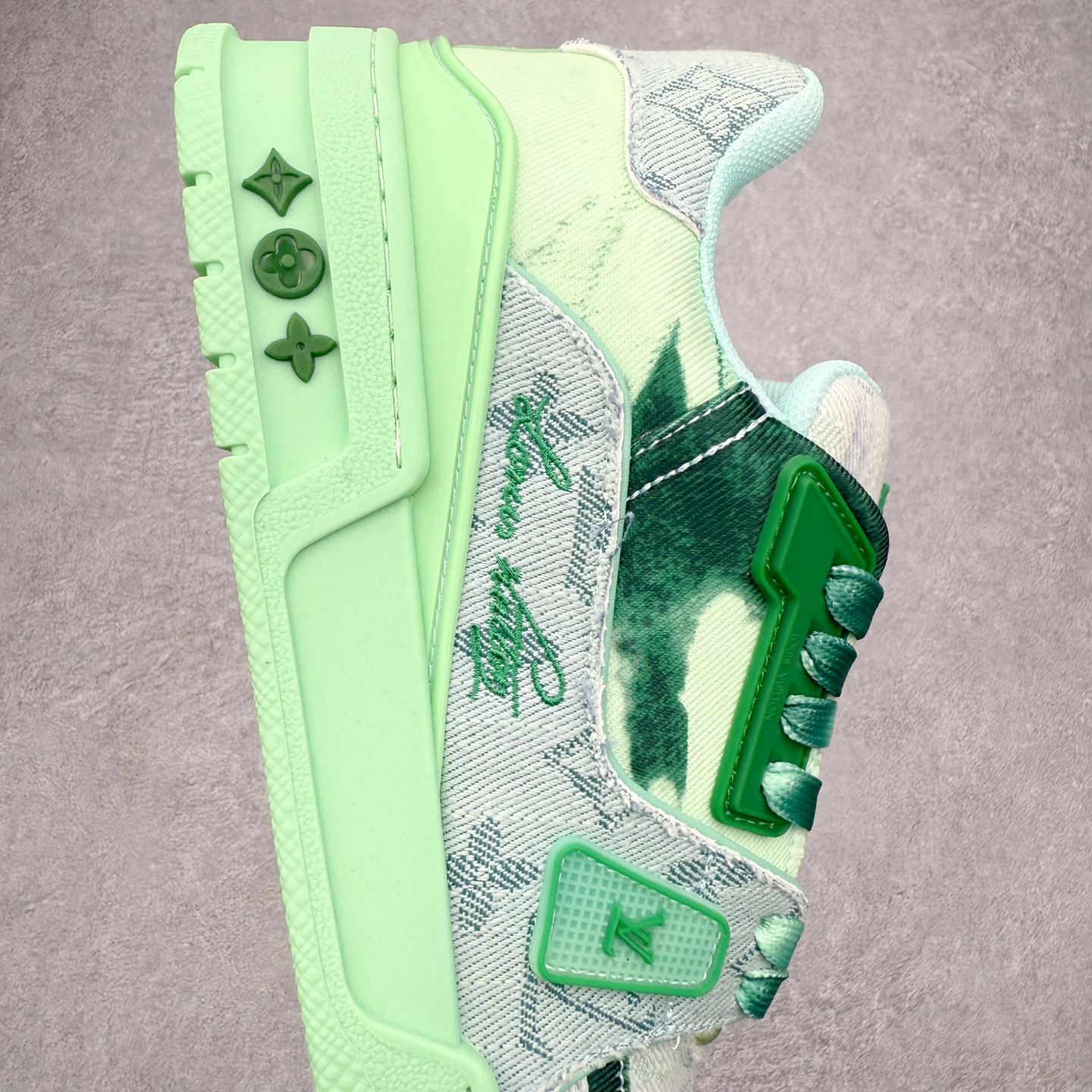 图片[6]-＃FS Louis Vuitton Trainer lv时装走秀运动鞋 完美鞋型超高的清洁度 零毛边线头瑕疵 全套原楦原纸版原鞋开模 全网最具灵魂的版型 正确原装黄色鞋盒 正确中底印花 鞋面印花3D高频深度立体 全鞋电脑针车 紧密相连 针距密度一致 环保乳胶注塑鞋垫 厚度脚感还原原版 皮面裁剪部位 统一油边封口工艺 原装橡胶大底含胶量大底组合零偏差 专柜全套包装 防尘袋 说明书 质保卡 男女鞋 尺码：35 36 37 38 39 40 41 42 43 44 45-选品中心