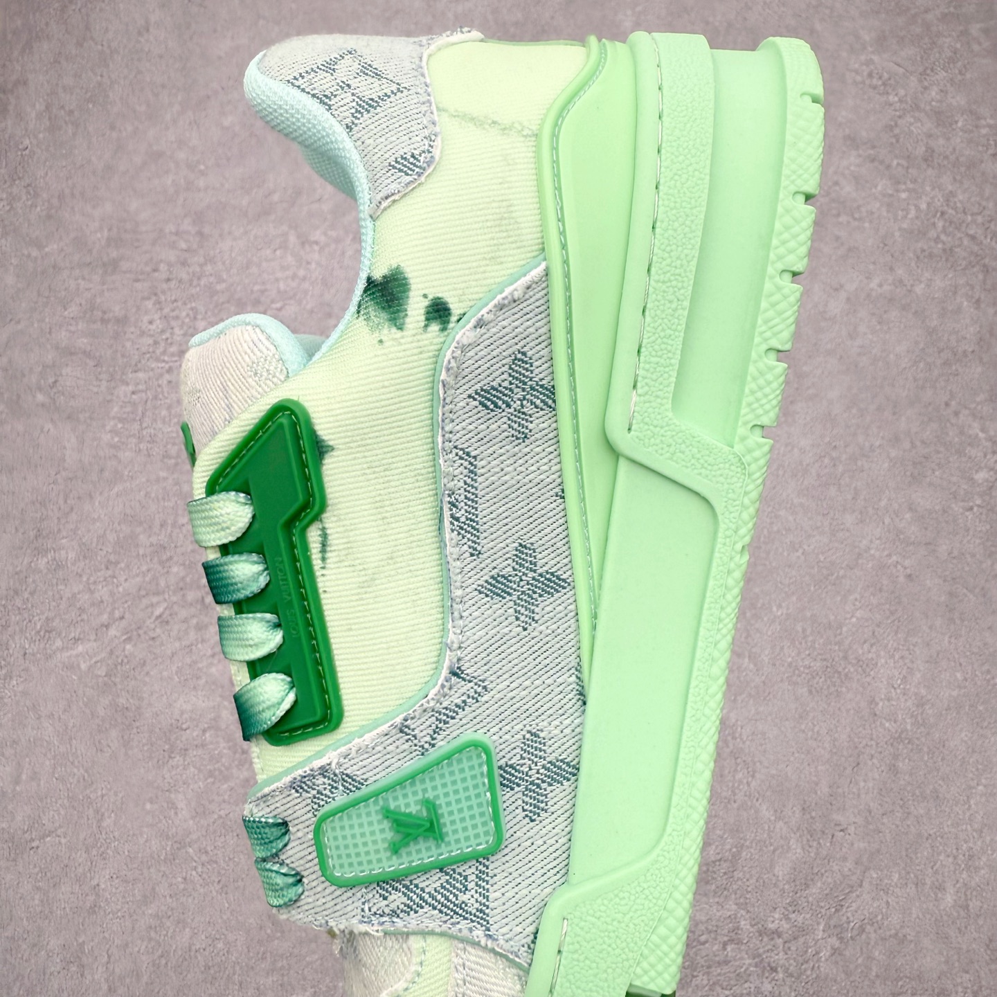 图片[7]-＃FS Louis Vuitton Trainer lv时装走秀运动鞋 完美鞋型超高的清洁度 零毛边线头瑕疵 全套原楦原纸版原鞋开模 全网最具灵魂的版型 正确原装黄色鞋盒 正确中底印花 鞋面印花3D高频深度立体 全鞋电脑针车 紧密相连 针距密度一致 环保乳胶注塑鞋垫 厚度脚感还原原版 皮面裁剪部位 统一油边封口工艺 原装橡胶大底含胶量大底组合零偏差 专柜全套包装 防尘袋 说明书 质保卡 男女鞋 尺码：35 36 37 38 39 40 41 42 43 44 45-选品中心