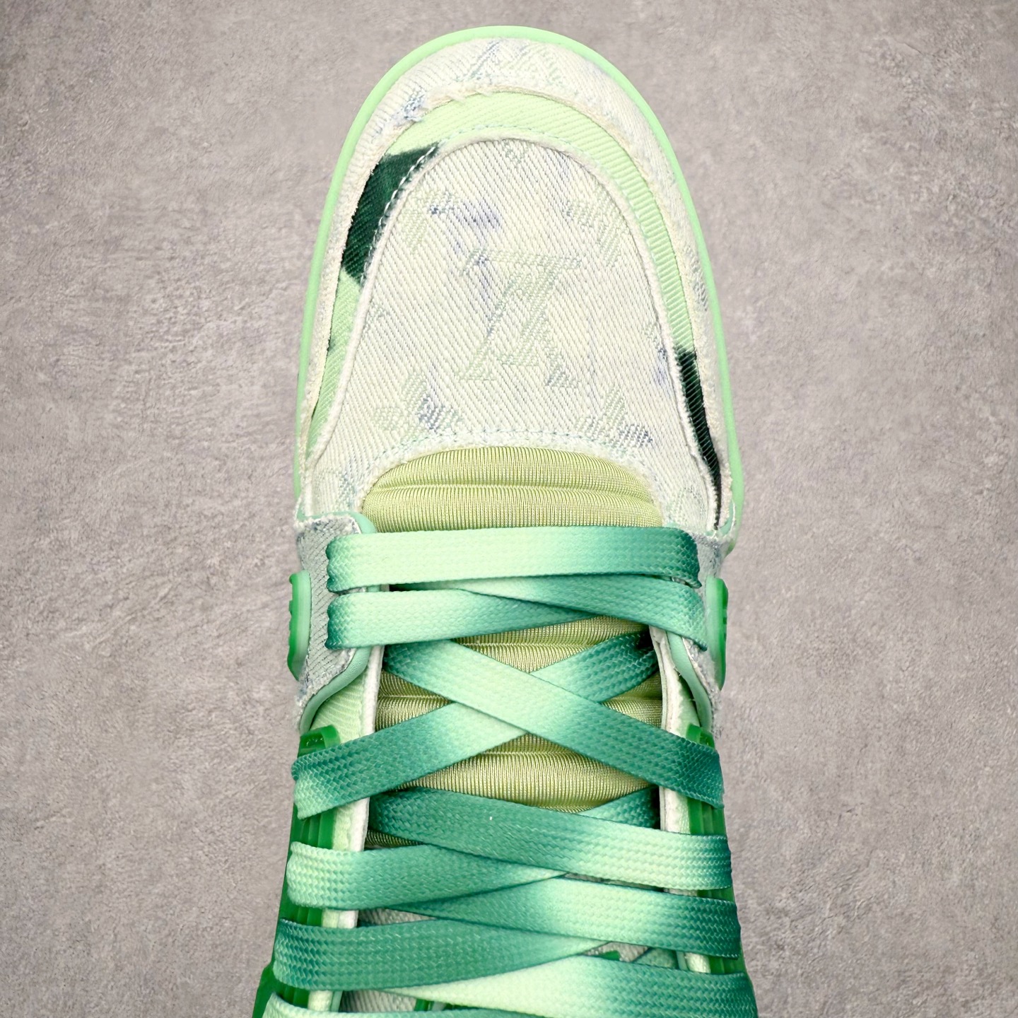 图片[4]-＃FS Louis Vuitton Trainer lv时装走秀运动鞋 完美鞋型超高的清洁度 零毛边线头瑕疵 全套原楦原纸版原鞋开模 全网最具灵魂的版型 正确原装黄色鞋盒 正确中底印花 鞋面印花3D高频深度立体 全鞋电脑针车 紧密相连 针距密度一致 环保乳胶注塑鞋垫 厚度脚感还原原版 皮面裁剪部位 统一油边封口工艺 原装橡胶大底含胶量大底组合零偏差 专柜全套包装 防尘袋 说明书 质保卡 男女鞋 尺码：35 36 37 38 39 40 41 42 43 44 45-选品中心