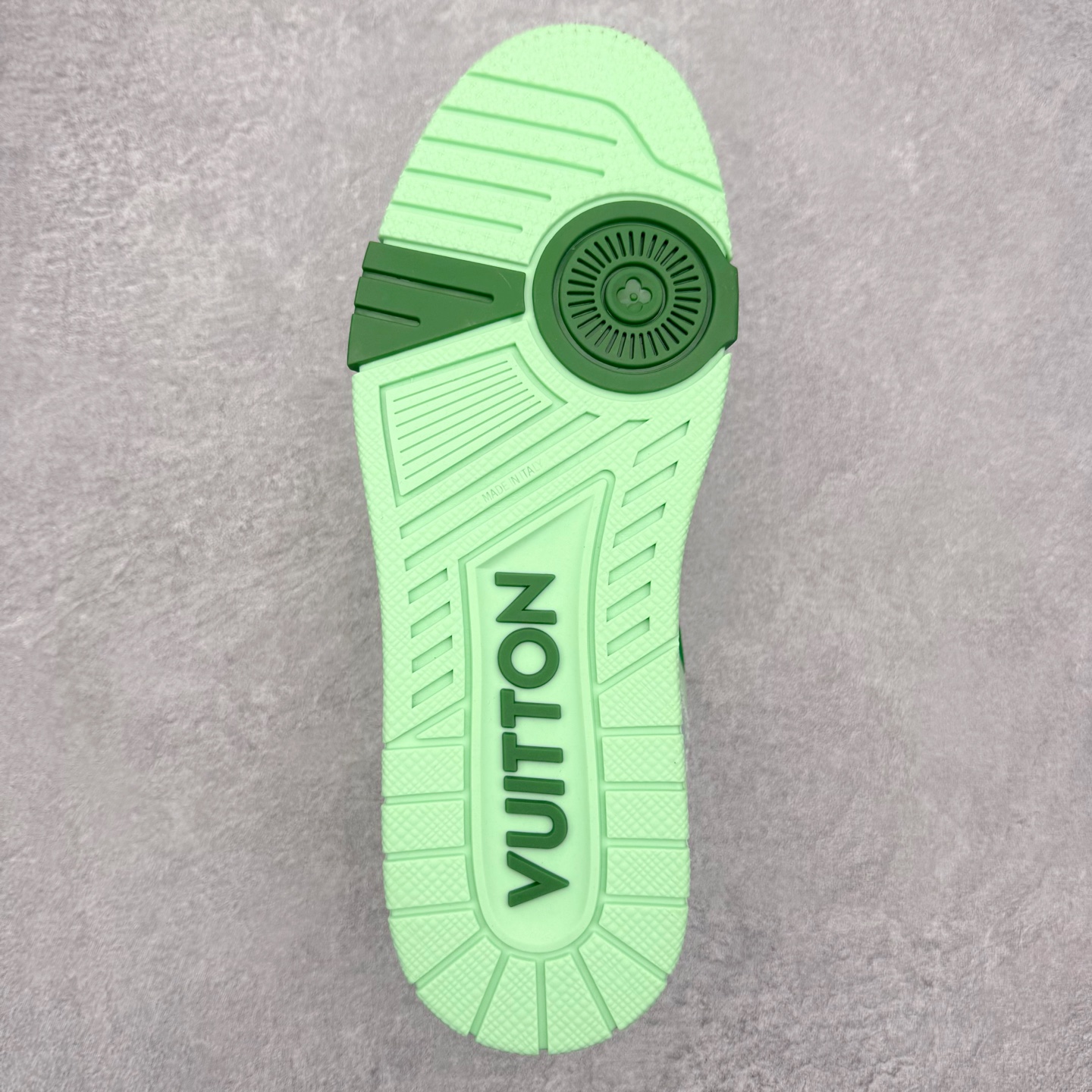 图片[9]-＃FS Louis Vuitton Trainer lv时装走秀运动鞋 完美鞋型超高的清洁度 零毛边线头瑕疵 全套原楦原纸版原鞋开模 全网最具灵魂的版型 正确原装黄色鞋盒 正确中底印花 鞋面印花3D高频深度立体 全鞋电脑针车 紧密相连 针距密度一致 环保乳胶注塑鞋垫 厚度脚感还原原版 皮面裁剪部位 统一油边封口工艺 原装橡胶大底含胶量大底组合零偏差 专柜全套包装 防尘袋 说明书 质保卡 男女鞋 尺码：35 36 37 38 39 40 41 42 43 44 45-选品中心