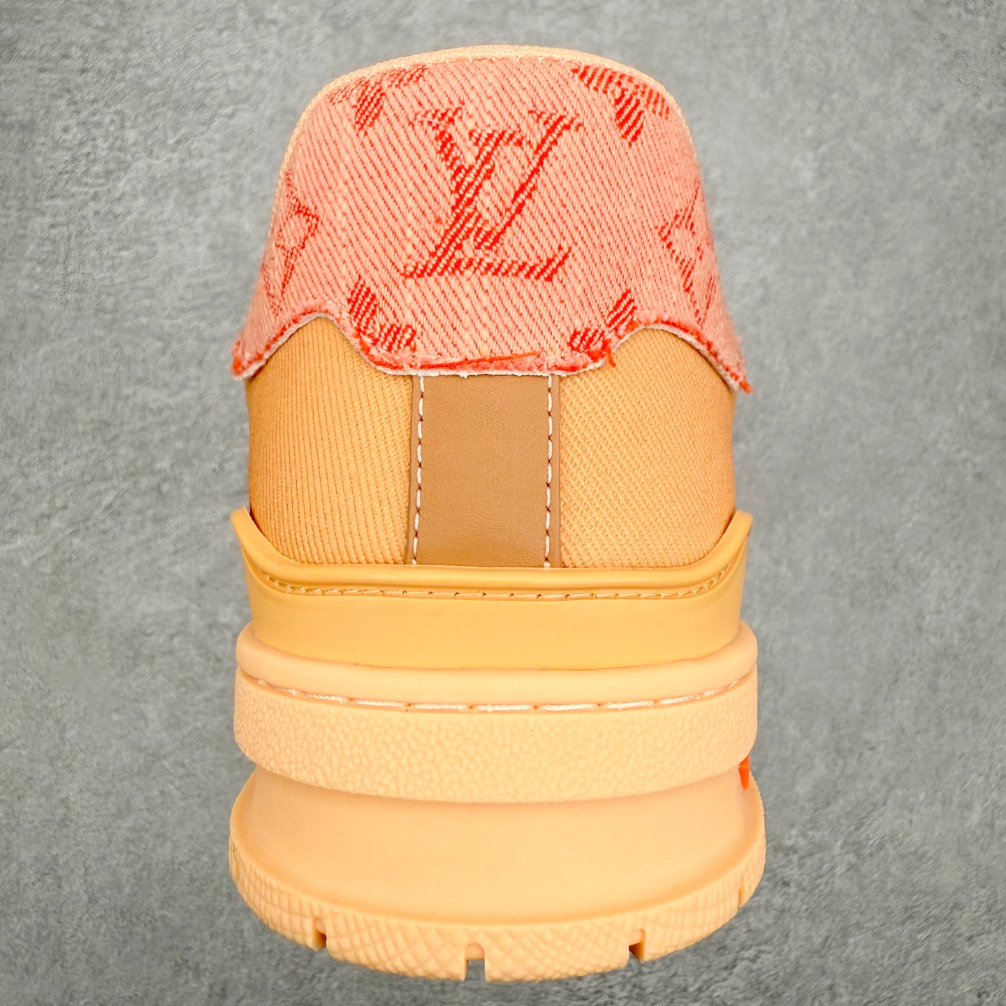 图片[8]-＃FS Louis Vuitton Trainer lv时装走秀运动鞋 完美鞋型超高的清洁度 零毛边线头瑕疵 全套原楦原纸版原鞋开模 全网最具灵魂的版型 正确原装黄色鞋盒 正确中底印花 鞋面印花3D高频深度立体 全鞋电脑针车 紧密相连 针距密度一致 环保乳胶注塑鞋垫 厚度脚感还原原版 皮面裁剪部位 统一油边封口工艺 原装橡胶大底含胶量大底组合零偏差 专柜全套包装 防尘袋 说明书 质保卡 男女鞋 尺码：35 36 37 38 39 40 41 42 43 44 45-选品中心