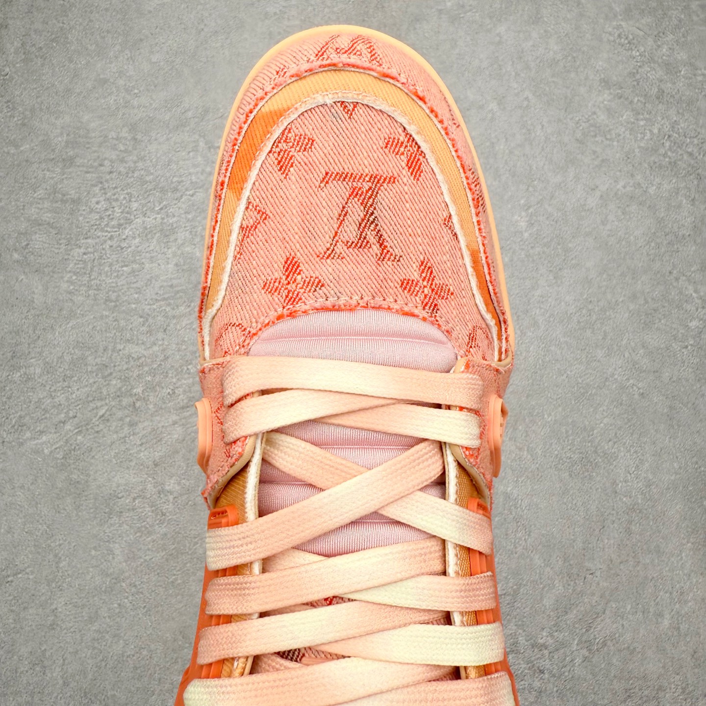 图片[4]-＃FS Louis Vuitton Trainer lv时装走秀运动鞋 完美鞋型超高的清洁度 零毛边线头瑕疵 全套原楦原纸版原鞋开模 全网最具灵魂的版型 正确原装黄色鞋盒 正确中底印花 鞋面印花3D高频深度立体 全鞋电脑针车 紧密相连 针距密度一致 环保乳胶注塑鞋垫 厚度脚感还原原版 皮面裁剪部位 统一油边封口工艺 原装橡胶大底含胶量大底组合零偏差 专柜全套包装 防尘袋 说明书 质保卡 男女鞋 尺码：35 36 37 38 39 40 41 42 43 44 45-选品中心