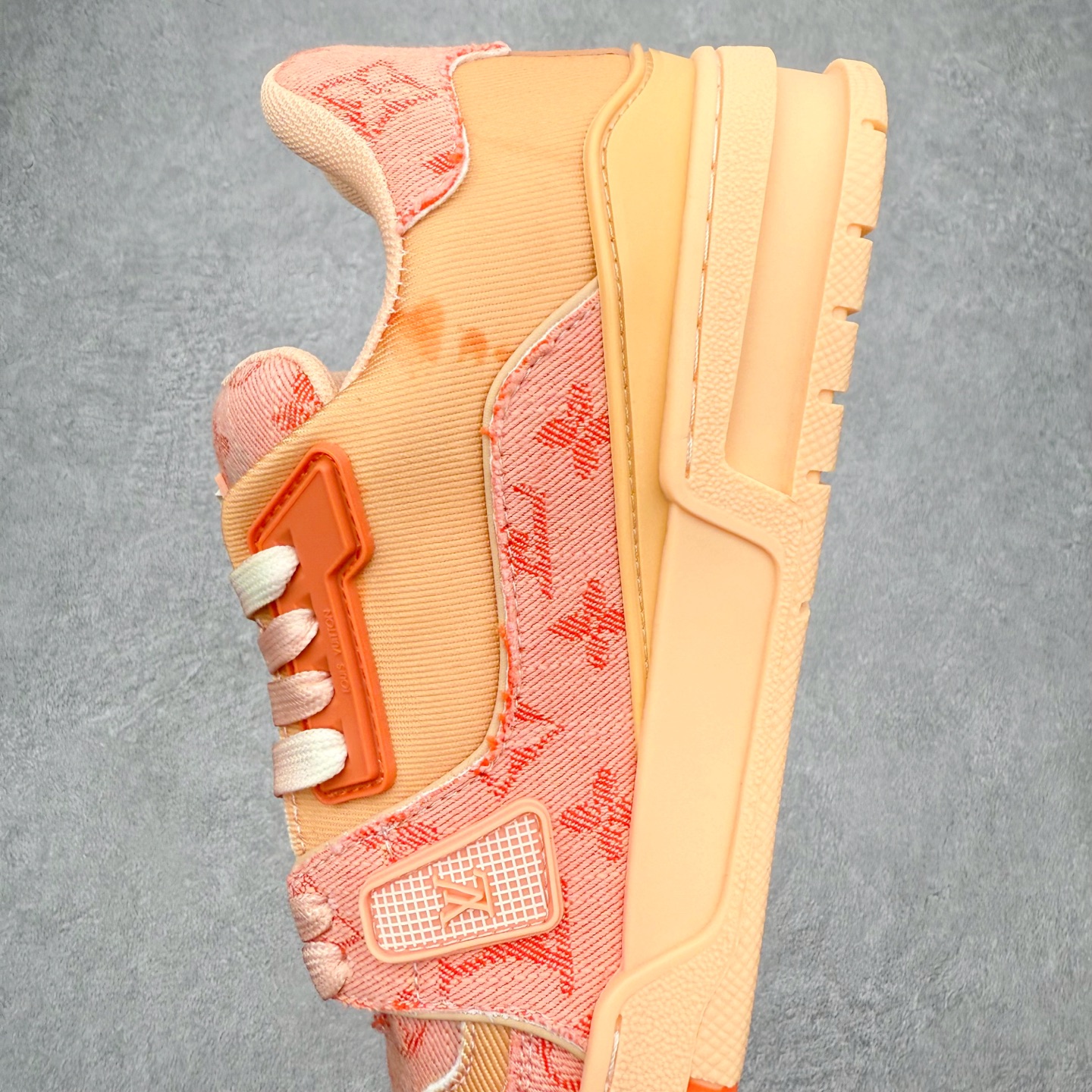 图片[7]-＃FS Louis Vuitton Trainer lv时装走秀运动鞋 完美鞋型超高的清洁度 零毛边线头瑕疵 全套原楦原纸版原鞋开模 全网最具灵魂的版型 正确原装黄色鞋盒 正确中底印花 鞋面印花3D高频深度立体 全鞋电脑针车 紧密相连 针距密度一致 环保乳胶注塑鞋垫 厚度脚感还原原版 皮面裁剪部位 统一油边封口工艺 原装橡胶大底含胶量大底组合零偏差 专柜全套包装 防尘袋 说明书 质保卡 男女鞋 尺码：35 36 37 38 39 40 41 42 43 44 45-选品中心