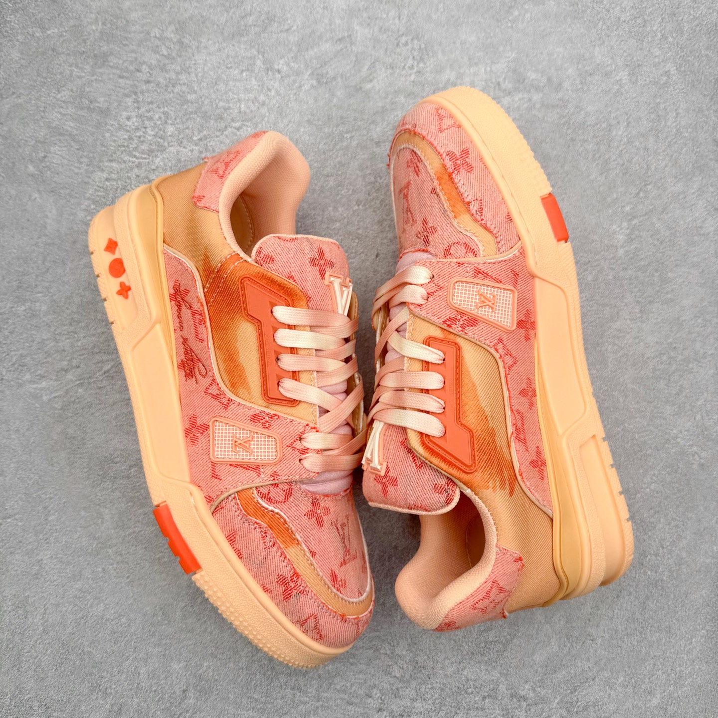 图片[3]-＃FS Louis Vuitton Trainer lv时装走秀运动鞋 完美鞋型超高的清洁度 零毛边线头瑕疵 全套原楦原纸版原鞋开模 全网最具灵魂的版型 正确原装黄色鞋盒 正确中底印花 鞋面印花3D高频深度立体 全鞋电脑针车 紧密相连 针距密度一致 环保乳胶注塑鞋垫 厚度脚感还原原版 皮面裁剪部位 统一油边封口工艺 原装橡胶大底含胶量大底组合零偏差 专柜全套包装 防尘袋 说明书 质保卡 男女鞋 尺码：35 36 37 38 39 40 41 42 43 44 45-选品中心