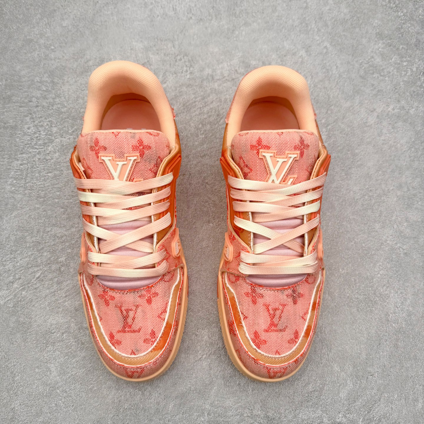 图片[2]-＃FS Louis Vuitton Trainer lv时装走秀运动鞋 完美鞋型超高的清洁度 零毛边线头瑕疵 全套原楦原纸版原鞋开模 全网最具灵魂的版型 正确原装黄色鞋盒 正确中底印花 鞋面印花3D高频深度立体 全鞋电脑针车 紧密相连 针距密度一致 环保乳胶注塑鞋垫 厚度脚感还原原版 皮面裁剪部位 统一油边封口工艺 原装橡胶大底含胶量大底组合零偏差 专柜全套包装 防尘袋 说明书 质保卡 男女鞋 尺码：35 36 37 38 39 40 41 42 43 44 45-选品中心