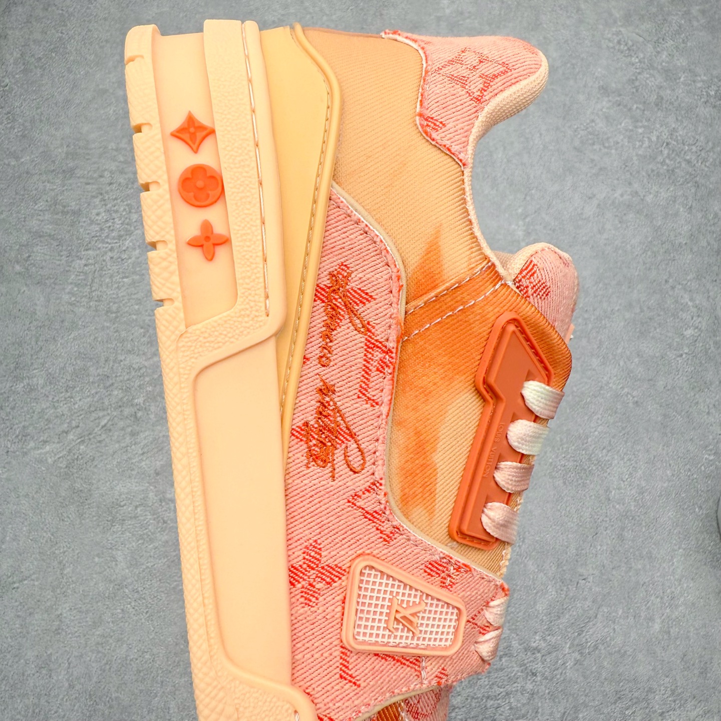 图片[6]-＃FS Louis Vuitton Trainer lv时装走秀运动鞋 完美鞋型超高的清洁度 零毛边线头瑕疵 全套原楦原纸版原鞋开模 全网最具灵魂的版型 正确原装黄色鞋盒 正确中底印花 鞋面印花3D高频深度立体 全鞋电脑针车 紧密相连 针距密度一致 环保乳胶注塑鞋垫 厚度脚感还原原版 皮面裁剪部位 统一油边封口工艺 原装橡胶大底含胶量大底组合零偏差 专柜全套包装 防尘袋 说明书 质保卡 男女鞋 尺码：35 36 37 38 39 40 41 42 43 44 45-选品中心