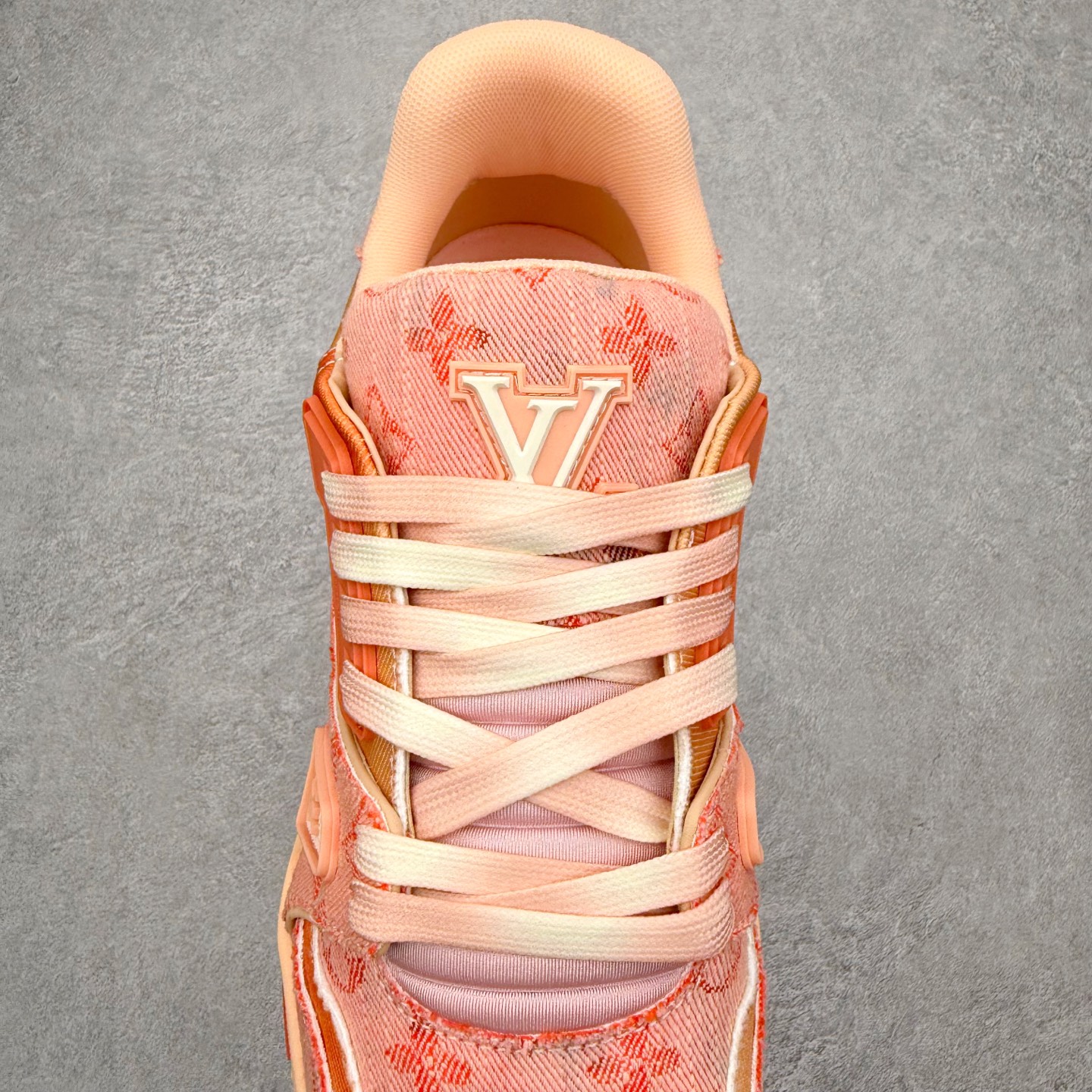 图片[5]-＃FS Louis Vuitton Trainer lv时装走秀运动鞋 完美鞋型超高的清洁度 零毛边线头瑕疵 全套原楦原纸版原鞋开模 全网最具灵魂的版型 正确原装黄色鞋盒 正确中底印花 鞋面印花3D高频深度立体 全鞋电脑针车 紧密相连 针距密度一致 环保乳胶注塑鞋垫 厚度脚感还原原版 皮面裁剪部位 统一油边封口工艺 原装橡胶大底含胶量大底组合零偏差 专柜全套包装 防尘袋 说明书 质保卡 男女鞋 尺码：35 36 37 38 39 40 41 42 43 44 45-选品中心