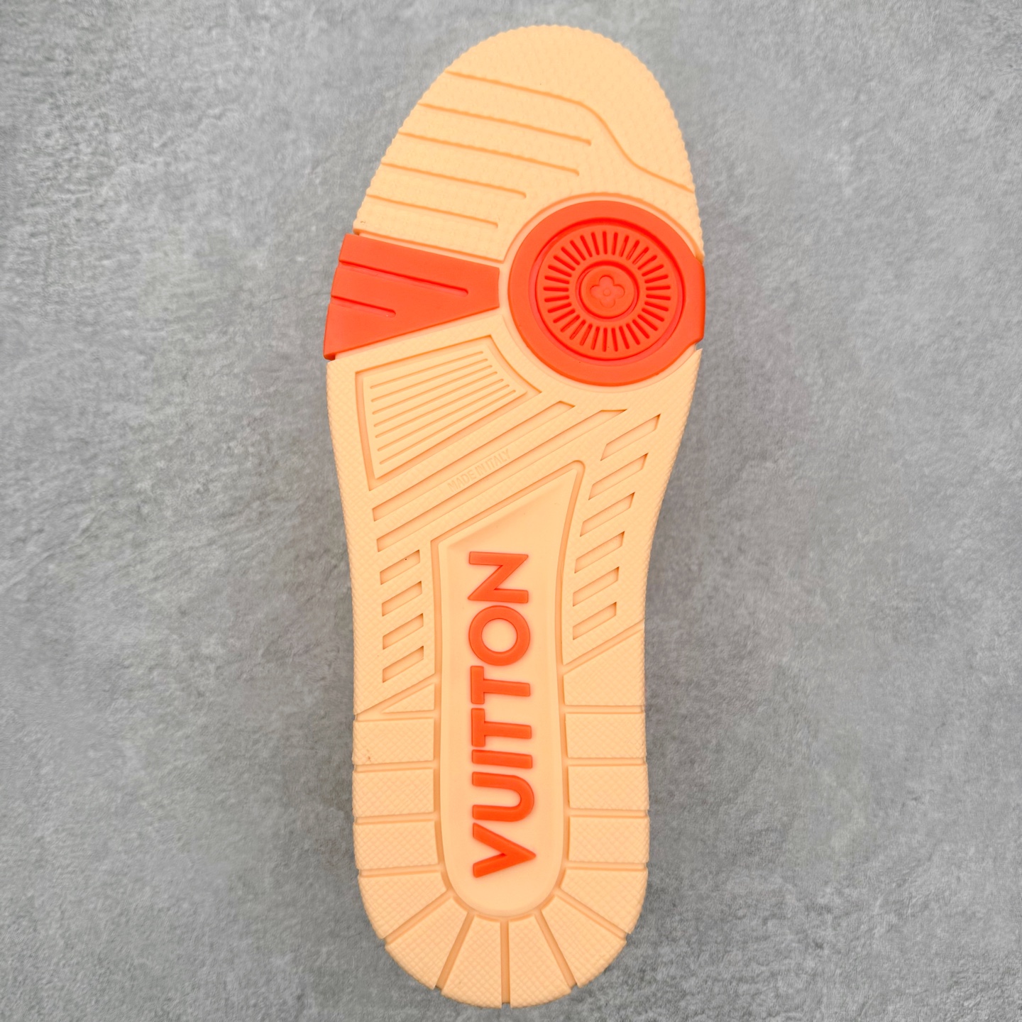 图片[9]-＃FS Louis Vuitton Trainer lv时装走秀运动鞋 完美鞋型超高的清洁度 零毛边线头瑕疵 全套原楦原纸版原鞋开模 全网最具灵魂的版型 正确原装黄色鞋盒 正确中底印花 鞋面印花3D高频深度立体 全鞋电脑针车 紧密相连 针距密度一致 环保乳胶注塑鞋垫 厚度脚感还原原版 皮面裁剪部位 统一油边封口工艺 原装橡胶大底含胶量大底组合零偏差 专柜全套包装 防尘袋 说明书 质保卡 男女鞋 尺码：35 36 37 38 39 40 41 42 43 44 45-选品中心