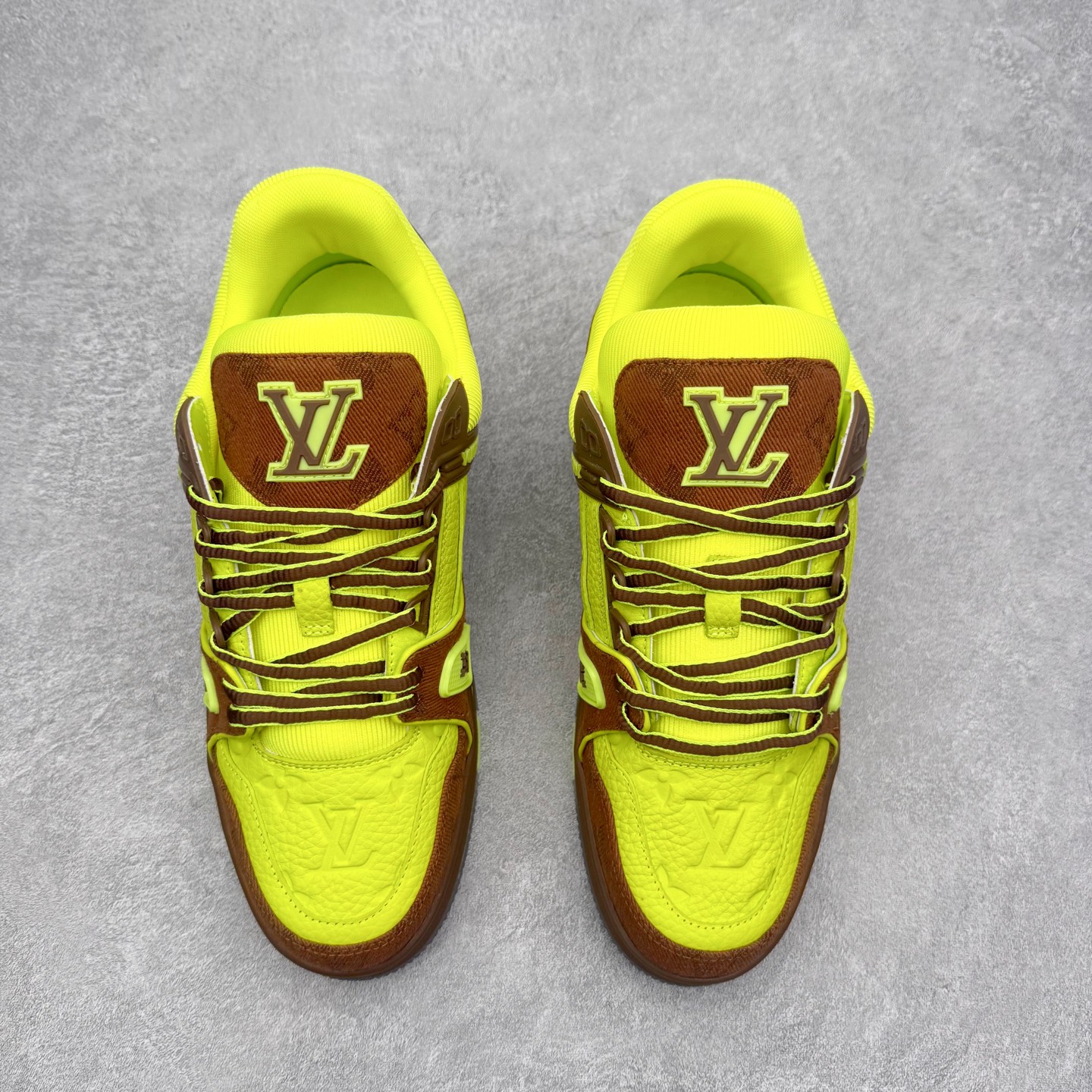 图片[2]-＃FS Louis Vuitton Trainer lv时装走秀运动鞋 完美鞋型超高的清洁度 零毛边线头瑕疵 全套原楦原纸版原鞋开模 全网最具灵魂的版型 正确原装黄色鞋盒 正确中底印花 鞋面印花3D高频深度立体 全鞋电脑针车 紧密相连 针距密度一致 环保乳胶注塑鞋垫 厚度脚感还原原版 皮面裁剪部位 统一油边封口工艺 原装橡胶大底含胶量大底组合零偏差 专柜全套包装 防尘袋 说明书 质保卡 男女鞋 尺码：35 36 37 38 39 40 41 42 43 44 45-选品中心