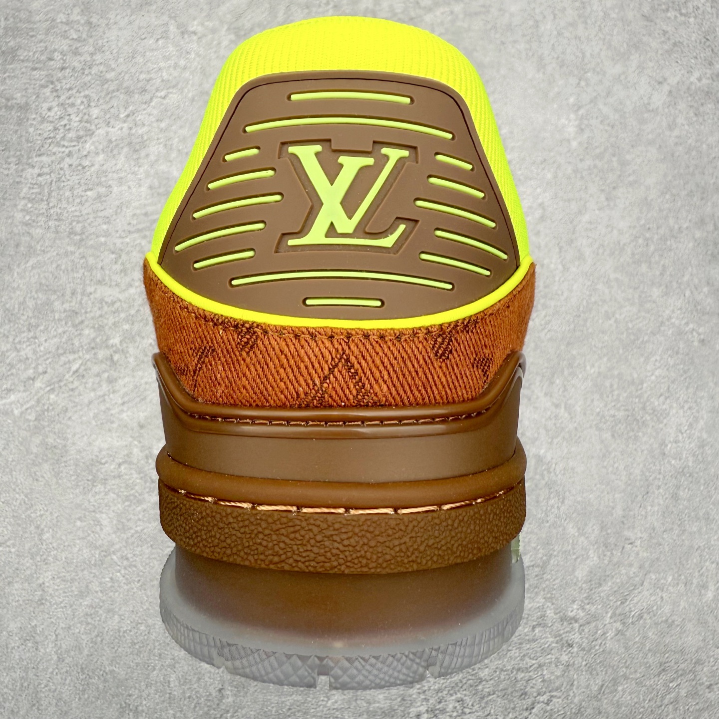 图片[8]-＃FS Louis Vuitton Trainer lv时装走秀运动鞋 完美鞋型超高的清洁度 零毛边线头瑕疵 全套原楦原纸版原鞋开模 全网最具灵魂的版型 正确原装黄色鞋盒 正确中底印花 鞋面印花3D高频深度立体 全鞋电脑针车 紧密相连 针距密度一致 环保乳胶注塑鞋垫 厚度脚感还原原版 皮面裁剪部位 统一油边封口工艺 原装橡胶大底含胶量大底组合零偏差 专柜全套包装 防尘袋 说明书 质保卡 男女鞋 尺码：35 36 37 38 39 40 41 42 43 44 45-选品中心