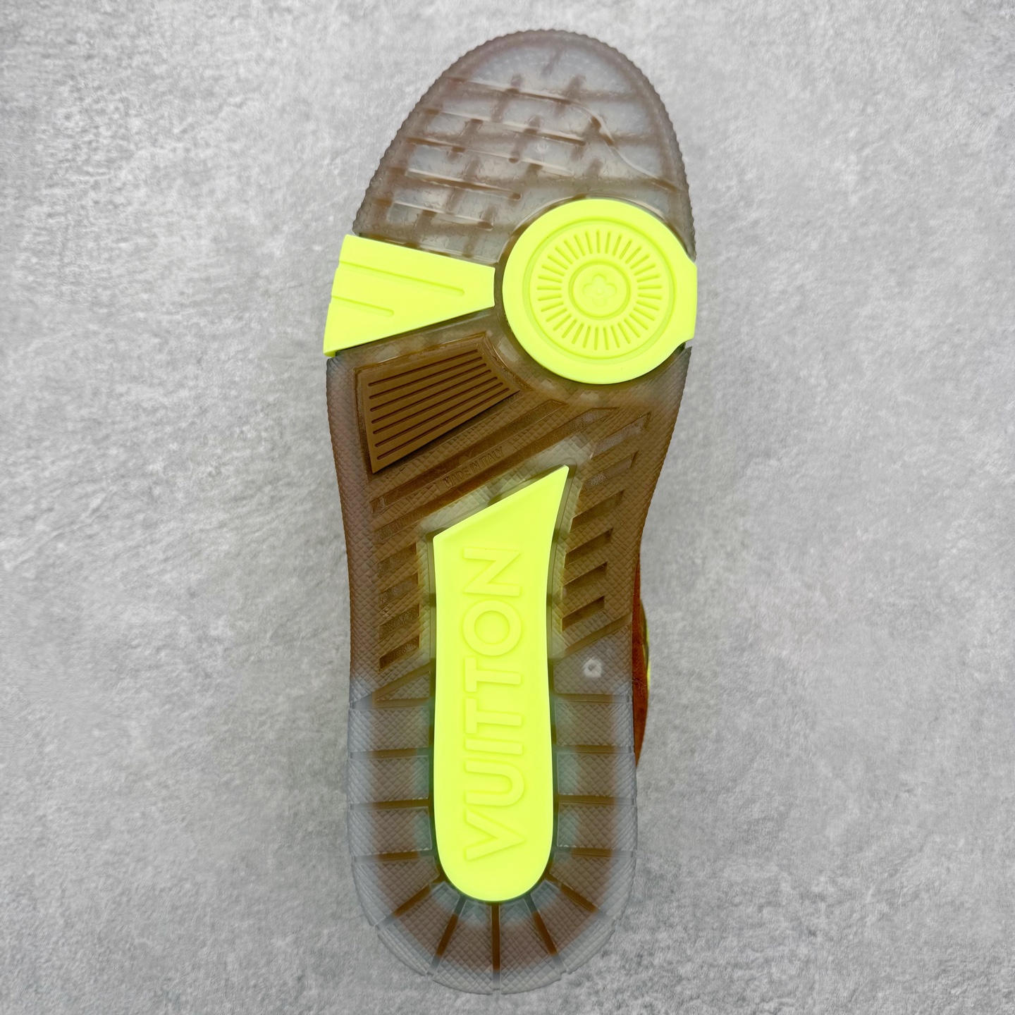 图片[9]-＃FS Louis Vuitton Trainer lv时装走秀运动鞋 完美鞋型超高的清洁度 零毛边线头瑕疵 全套原楦原纸版原鞋开模 全网最具灵魂的版型 正确原装黄色鞋盒 正确中底印花 鞋面印花3D高频深度立体 全鞋电脑针车 紧密相连 针距密度一致 环保乳胶注塑鞋垫 厚度脚感还原原版 皮面裁剪部位 统一油边封口工艺 原装橡胶大底含胶量大底组合零偏差 专柜全套包装 防尘袋 说明书 质保卡 男女鞋 尺码：35 36 37 38 39 40 41 42 43 44 45-选品中心