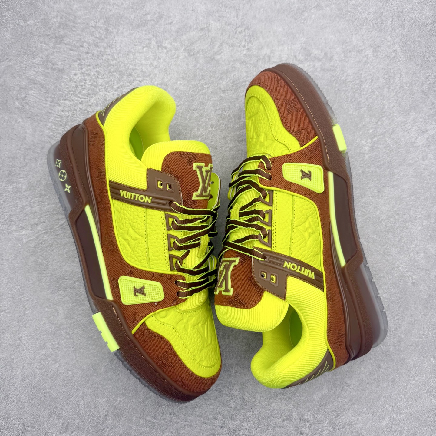 图片[3]-＃FS Louis Vuitton Trainer lv时装走秀运动鞋 完美鞋型超高的清洁度 零毛边线头瑕疵 全套原楦原纸版原鞋开模 全网最具灵魂的版型 正确原装黄色鞋盒 正确中底印花 鞋面印花3D高频深度立体 全鞋电脑针车 紧密相连 针距密度一致 环保乳胶注塑鞋垫 厚度脚感还原原版 皮面裁剪部位 统一油边封口工艺 原装橡胶大底含胶量大底组合零偏差 专柜全套包装 防尘袋 说明书 质保卡 男女鞋 尺码：35 36 37 38 39 40 41 42 43 44 45-选品中心