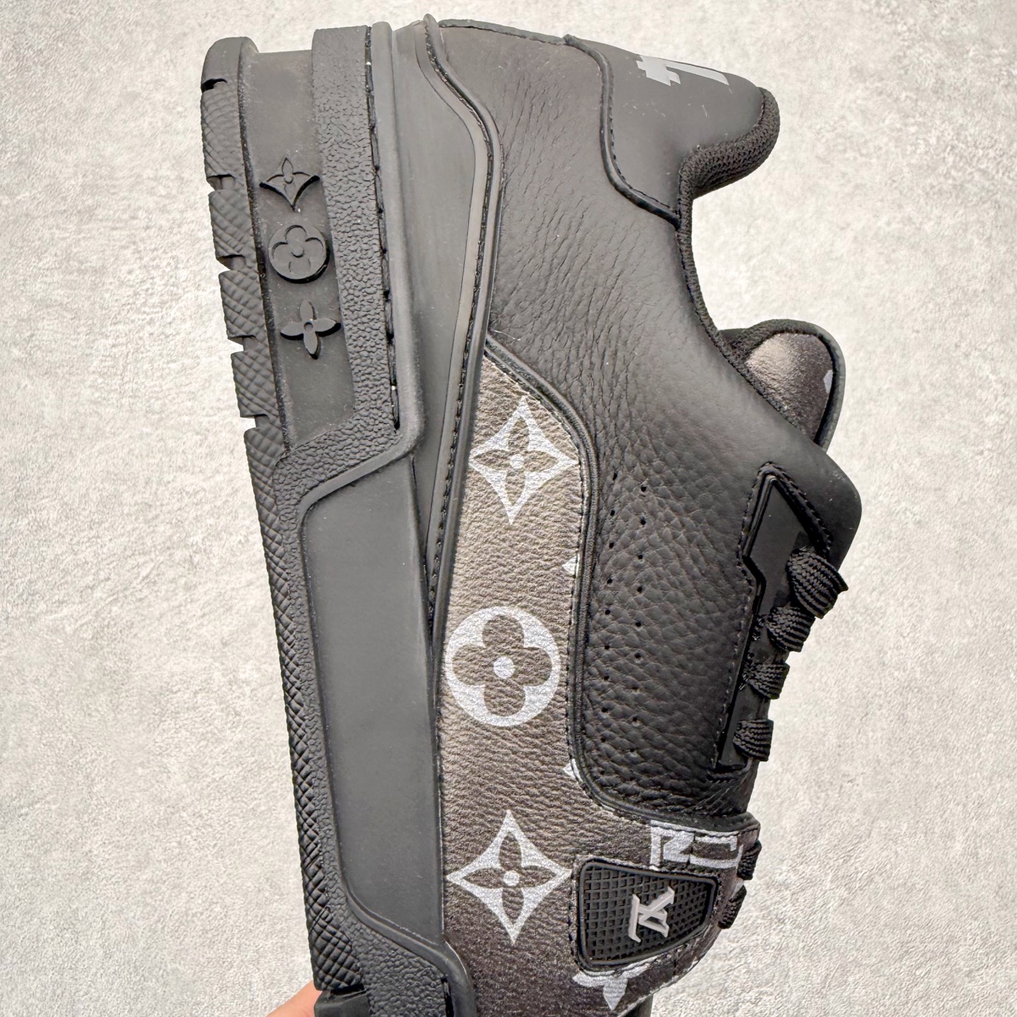 图片[6]-＃FS Louis Vuitton Trainer lv时装走秀运动鞋 完美鞋型超高的清洁度 零毛边线头瑕疵 全套原楦原纸版原鞋开模 全网最具灵魂的版型 正确原装黄色鞋盒 正确中底印花 鞋面印花3D高频深度立体 全鞋电脑针车 紧密相连 针距密度一致 环保乳胶注塑鞋垫 厚度脚感还原原版 皮面裁剪部位 统一油边封口工艺 原装橡胶大底含胶量大底组合零偏差 专柜全套包装 防尘袋 说明书 质保卡 男女鞋 尺码：35 36 37 38 39 40 41 42 43 44 45-选品中心