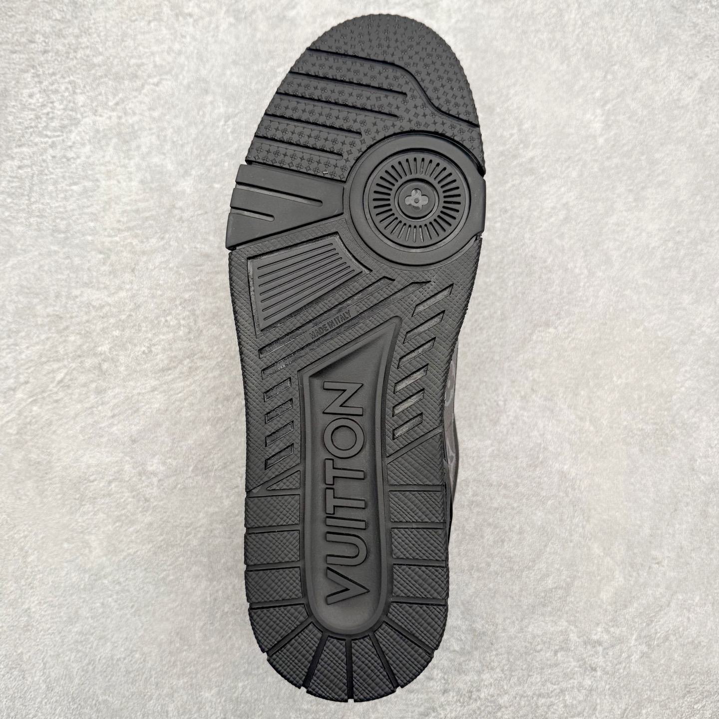 图片[9]-＃FS Louis Vuitton Trainer lv时装走秀运动鞋 完美鞋型超高的清洁度 零毛边线头瑕疵 全套原楦原纸版原鞋开模 全网最具灵魂的版型 正确原装黄色鞋盒 正确中底印花 鞋面印花3D高频深度立体 全鞋电脑针车 紧密相连 针距密度一致 环保乳胶注塑鞋垫 厚度脚感还原原版 皮面裁剪部位 统一油边封口工艺 原装橡胶大底含胶量大底组合零偏差 专柜全套包装 防尘袋 说明书 质保卡 男女鞋 尺码：35 36 37 38 39 40 41 42 43 44 45-选品中心