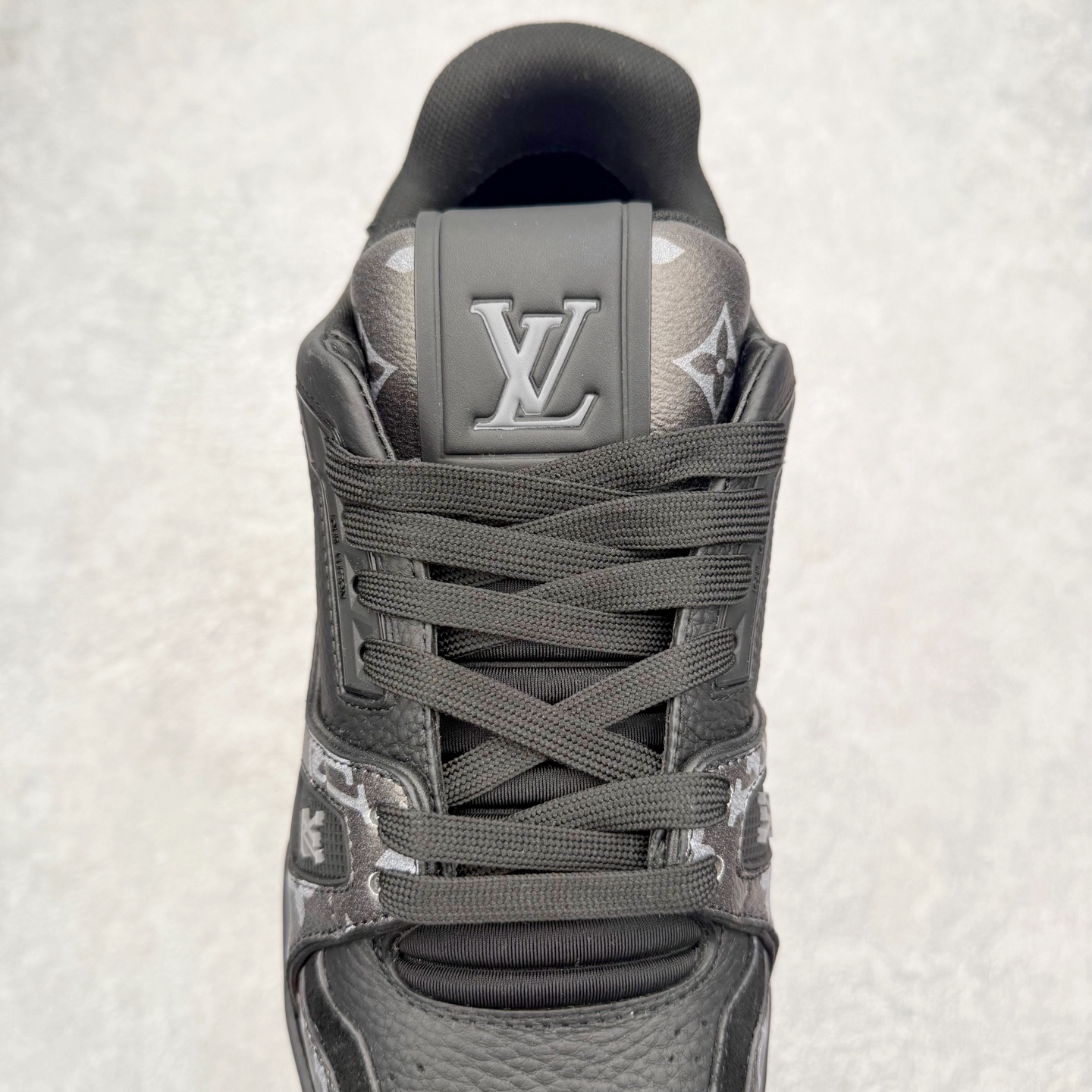 图片[5]-＃FS Louis Vuitton Trainer lv时装走秀运动鞋 完美鞋型超高的清洁度 零毛边线头瑕疵 全套原楦原纸版原鞋开模 全网最具灵魂的版型 正确原装黄色鞋盒 正确中底印花 鞋面印花3D高频深度立体 全鞋电脑针车 紧密相连 针距密度一致 环保乳胶注塑鞋垫 厚度脚感还原原版 皮面裁剪部位 统一油边封口工艺 原装橡胶大底含胶量大底组合零偏差 专柜全套包装 防尘袋 说明书 质保卡 男女鞋 尺码：35 36 37 38 39 40 41 42 43 44 45-选品中心