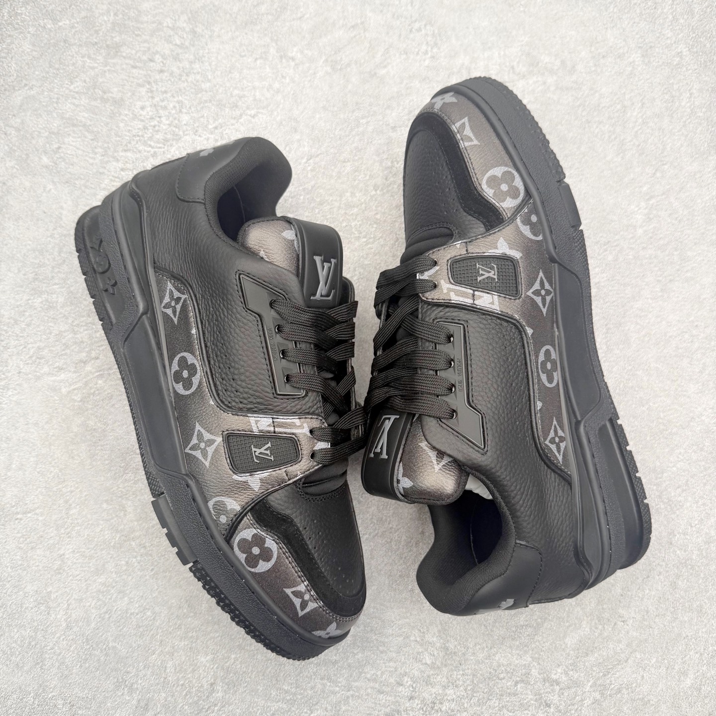 图片[3]-＃FS Louis Vuitton Trainer lv时装走秀运动鞋 完美鞋型超高的清洁度 零毛边线头瑕疵 全套原楦原纸版原鞋开模 全网最具灵魂的版型 正确原装黄色鞋盒 正确中底印花 鞋面印花3D高频深度立体 全鞋电脑针车 紧密相连 针距密度一致 环保乳胶注塑鞋垫 厚度脚感还原原版 皮面裁剪部位 统一油边封口工艺 原装橡胶大底含胶量大底组合零偏差 专柜全套包装 防尘袋 说明书 质保卡 男女鞋 尺码：35 36 37 38 39 40 41 42 43 44 45-选品中心