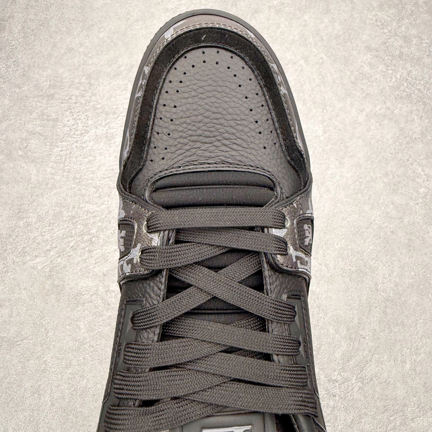 图片[4]-＃FS Louis Vuitton Trainer lv时装走秀运动鞋 完美鞋型超高的清洁度 零毛边线头瑕疵 全套原楦原纸版原鞋开模 全网最具灵魂的版型 正确原装黄色鞋盒 正确中底印花 鞋面印花3D高频深度立体 全鞋电脑针车 紧密相连 针距密度一致 环保乳胶注塑鞋垫 厚度脚感还原原版 皮面裁剪部位 统一油边封口工艺 原装橡胶大底含胶量大底组合零偏差 专柜全套包装 防尘袋 说明书 质保卡 男女鞋 尺码：35 36 37 38 39 40 41 42 43 44 45-选品中心