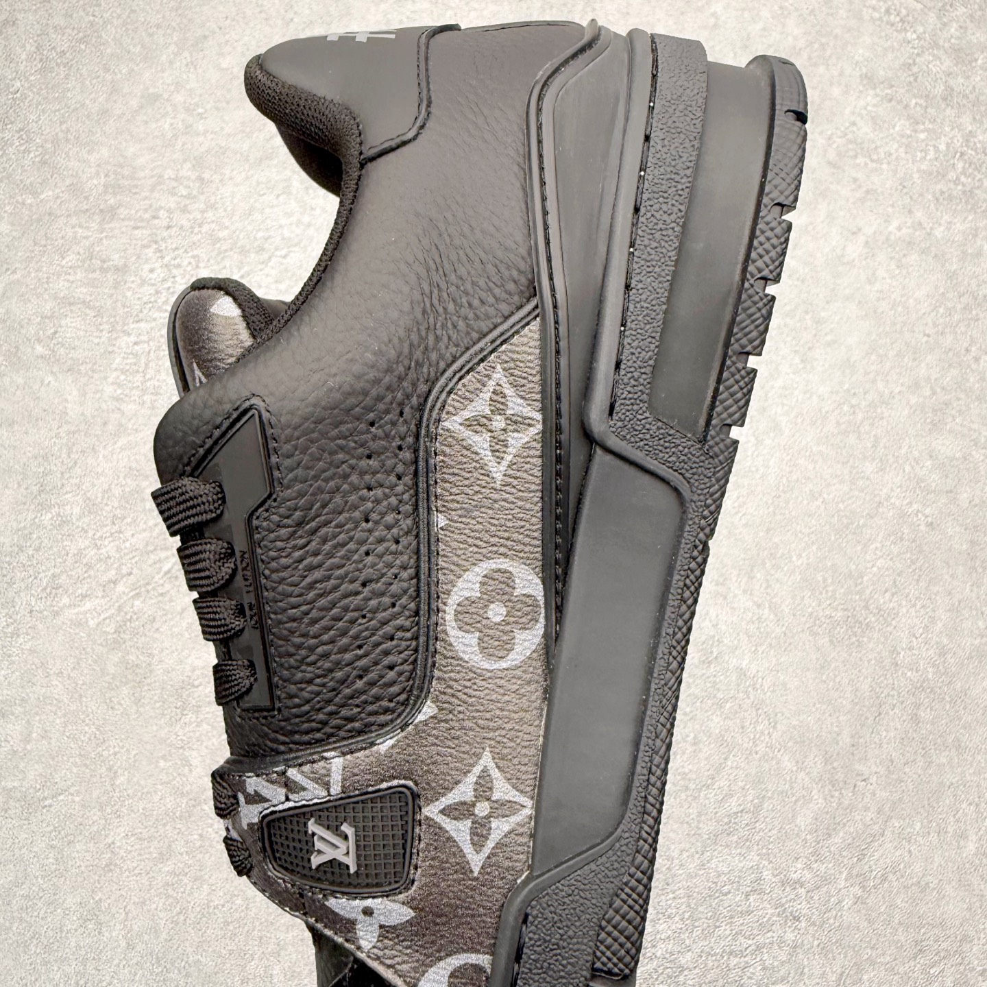 图片[7]-＃FS Louis Vuitton Trainer lv时装走秀运动鞋 完美鞋型超高的清洁度 零毛边线头瑕疵 全套原楦原纸版原鞋开模 全网最具灵魂的版型 正确原装黄色鞋盒 正确中底印花 鞋面印花3D高频深度立体 全鞋电脑针车 紧密相连 针距密度一致 环保乳胶注塑鞋垫 厚度脚感还原原版 皮面裁剪部位 统一油边封口工艺 原装橡胶大底含胶量大底组合零偏差 专柜全套包装 防尘袋 说明书 质保卡 男女鞋 尺码：35 36 37 38 39 40 41 42 43 44 45-选品中心