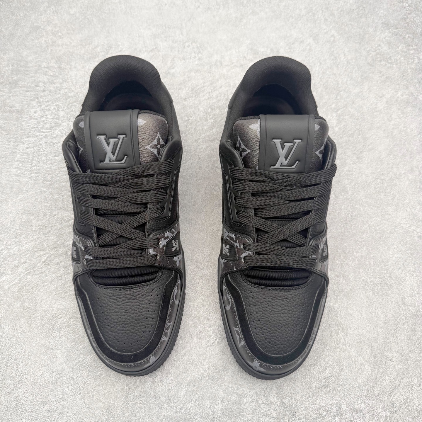 图片[2]-＃FS Louis Vuitton Trainer lv时装走秀运动鞋 完美鞋型超高的清洁度 零毛边线头瑕疵 全套原楦原纸版原鞋开模 全网最具灵魂的版型 正确原装黄色鞋盒 正确中底印花 鞋面印花3D高频深度立体 全鞋电脑针车 紧密相连 针距密度一致 环保乳胶注塑鞋垫 厚度脚感还原原版 皮面裁剪部位 统一油边封口工艺 原装橡胶大底含胶量大底组合零偏差 专柜全套包装 防尘袋 说明书 质保卡 男女鞋 尺码：35 36 37 38 39 40 41 42 43 44 45-选品中心