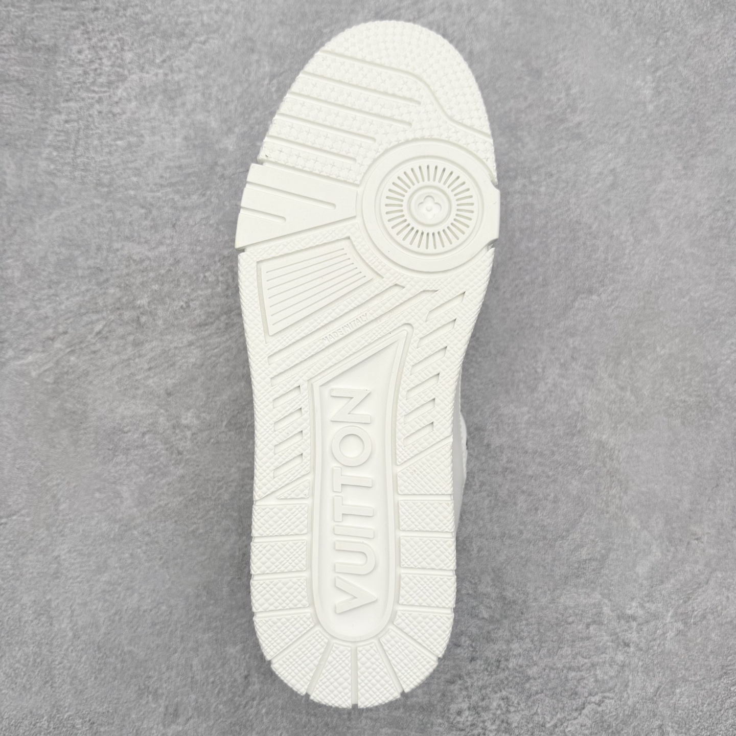 图片[9]-＃FS Louis Vuitton Trainer lv时装走秀运动鞋 完美鞋型超高的清洁度 零毛边线头瑕疵 全套原楦原纸版原鞋开模 全网最具灵魂的版型 正确原装黄色鞋盒 正确中底印花 鞋面印花3D高频深度立体 全鞋电脑针车 紧密相连 针距密度一致 环保乳胶注塑鞋垫 厚度脚感还原原版 皮面裁剪部位 统一油边封口工艺 原装橡胶大底含胶量大底组合零偏差 专柜全套包装 防尘袋 说明书 质保卡 男女鞋 尺码：35 36 37 38 39 40 41 42 43 44 45-选品中心