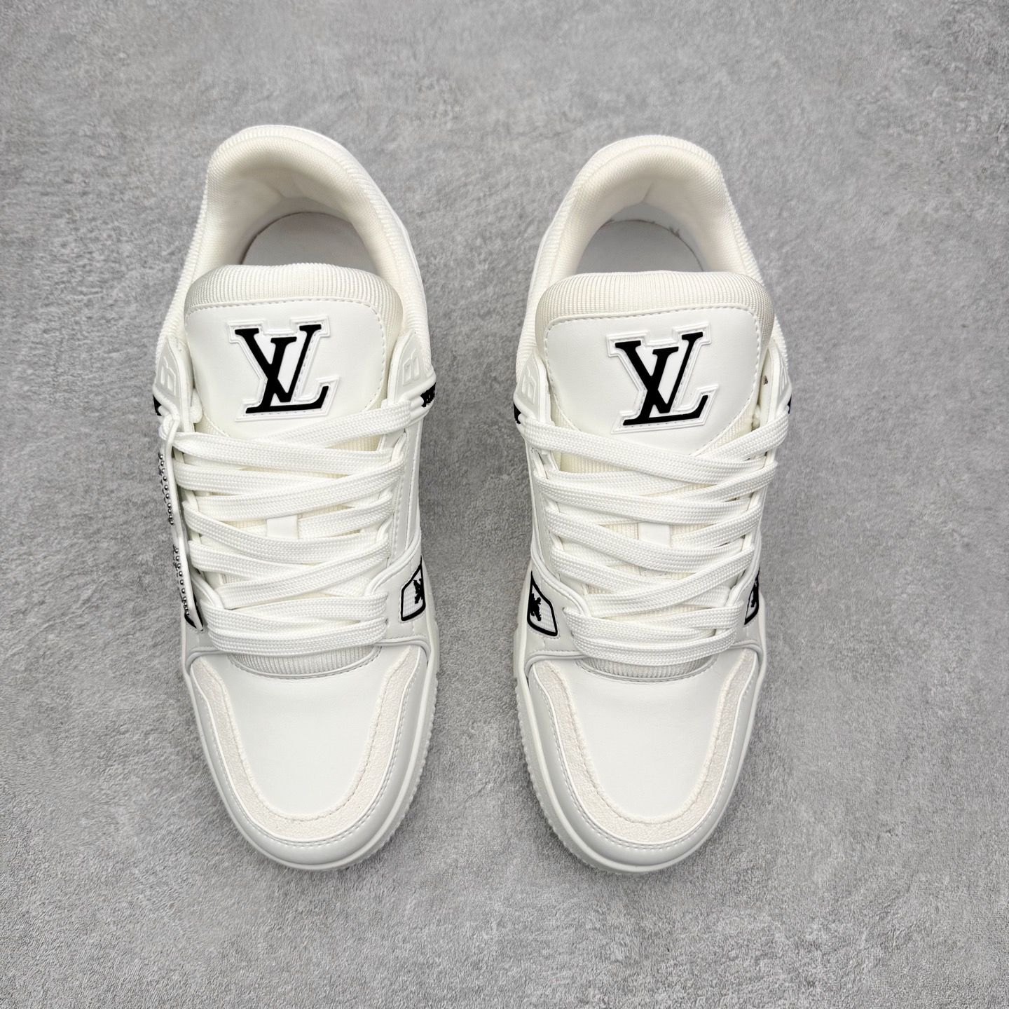 图片[2]-＃FS Louis Vuitton Trainer lv时装走秀运动鞋 完美鞋型超高的清洁度 零毛边线头瑕疵 全套原楦原纸版原鞋开模 全网最具灵魂的版型 正确原装黄色鞋盒 正确中底印花 鞋面印花3D高频深度立体 全鞋电脑针车 紧密相连 针距密度一致 环保乳胶注塑鞋垫 厚度脚感还原原版 皮面裁剪部位 统一油边封口工艺 原装橡胶大底含胶量大底组合零偏差 专柜全套包装 防尘袋 说明书 质保卡 男女鞋 尺码：35 36 37 38 39 40 41 42 43 44 45-选品中心
