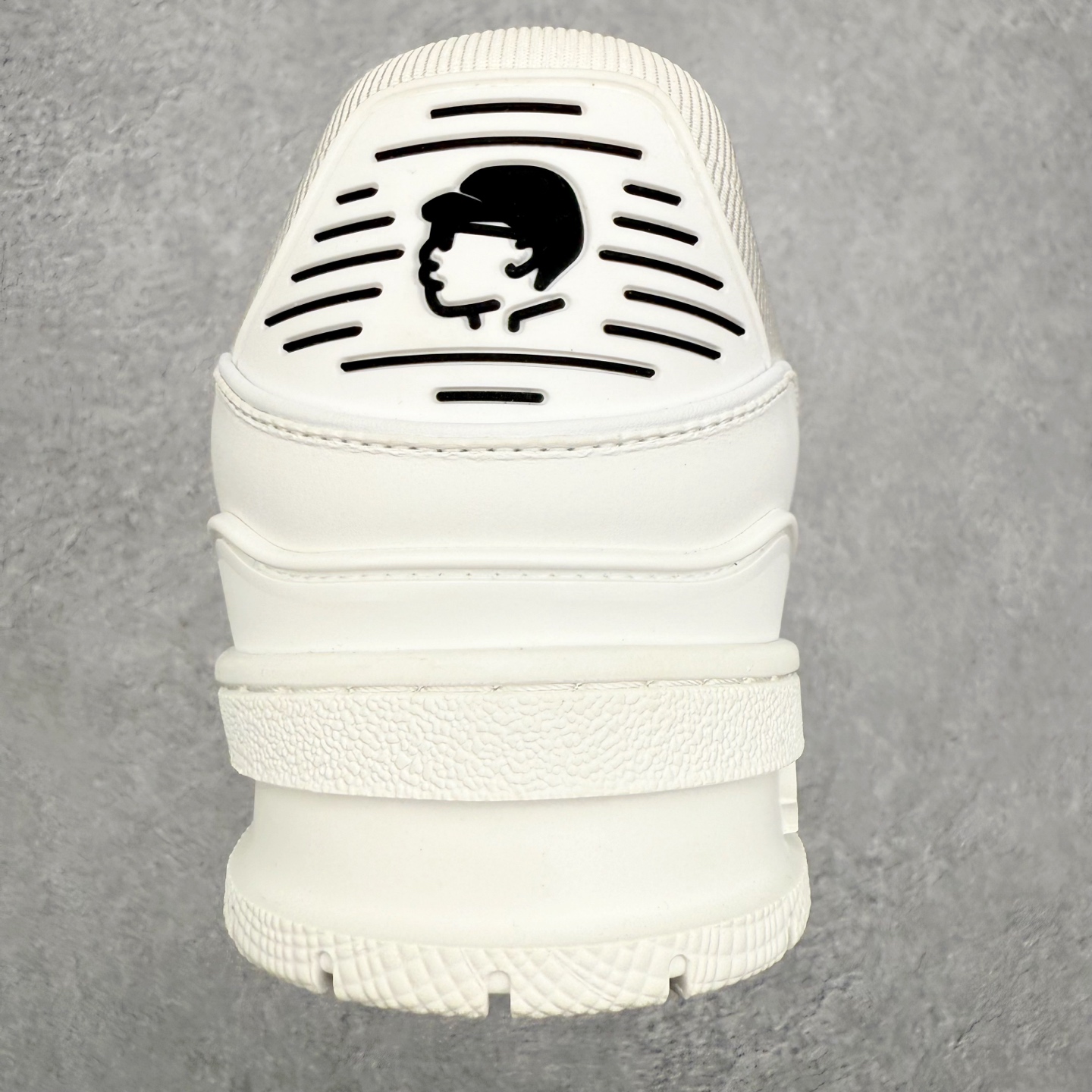 图片[8]-＃FS Louis Vuitton Trainer lv时装走秀运动鞋 完美鞋型超高的清洁度 零毛边线头瑕疵 全套原楦原纸版原鞋开模 全网最具灵魂的版型 正确原装黄色鞋盒 正确中底印花 鞋面印花3D高频深度立体 全鞋电脑针车 紧密相连 针距密度一致 环保乳胶注塑鞋垫 厚度脚感还原原版 皮面裁剪部位 统一油边封口工艺 原装橡胶大底含胶量大底组合零偏差 专柜全套包装 防尘袋 说明书 质保卡 男女鞋 尺码：35 36 37 38 39 40 41 42 43 44 45-选品中心