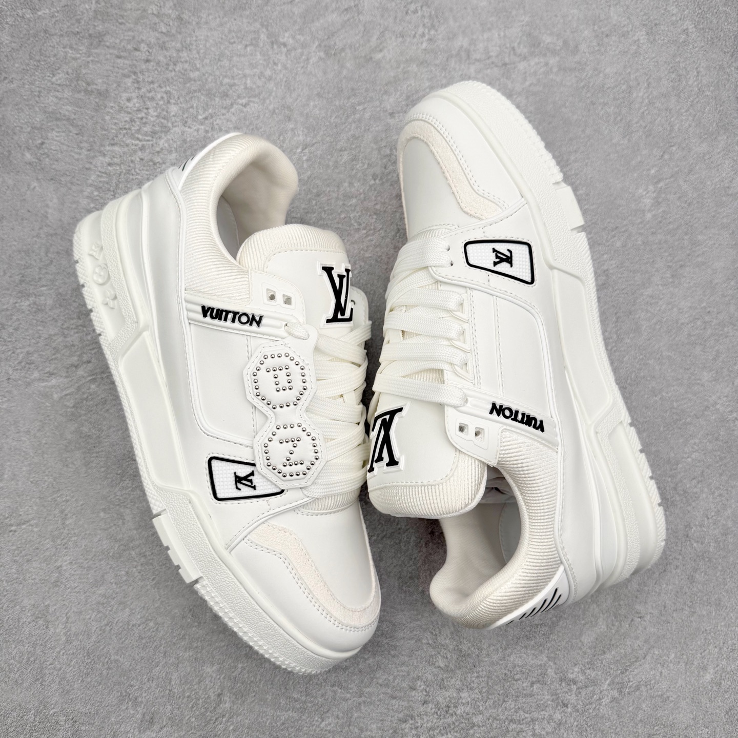 图片[3]-＃FS Louis Vuitton Trainer lv时装走秀运动鞋 完美鞋型超高的清洁度 零毛边线头瑕疵 全套原楦原纸版原鞋开模 全网最具灵魂的版型 正确原装黄色鞋盒 正确中底印花 鞋面印花3D高频深度立体 全鞋电脑针车 紧密相连 针距密度一致 环保乳胶注塑鞋垫 厚度脚感还原原版 皮面裁剪部位 统一油边封口工艺 原装橡胶大底含胶量大底组合零偏差 专柜全套包装 防尘袋 说明书 质保卡 男女鞋 尺码：35 36 37 38 39 40 41 42 43 44 45-选品中心