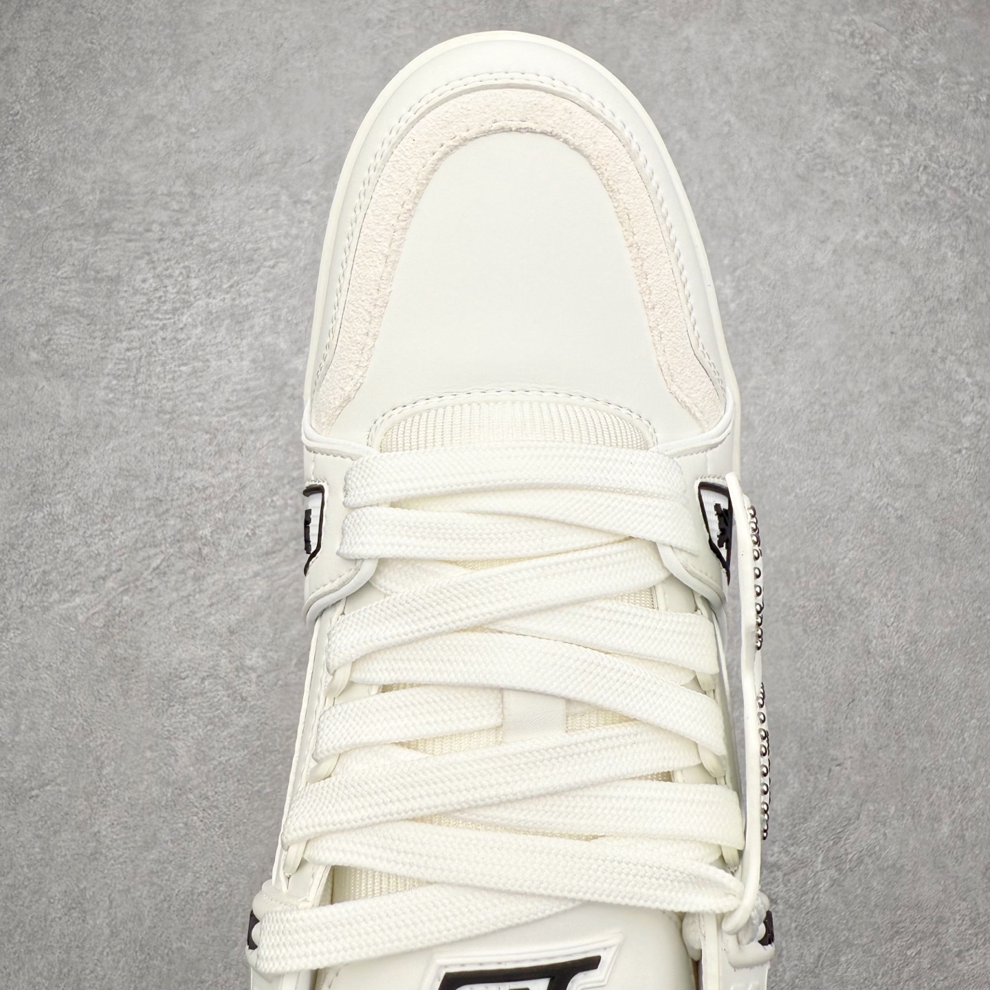 图片[4]-＃FS Louis Vuitton Trainer lv时装走秀运动鞋 完美鞋型超高的清洁度 零毛边线头瑕疵 全套原楦原纸版原鞋开模 全网最具灵魂的版型 正确原装黄色鞋盒 正确中底印花 鞋面印花3D高频深度立体 全鞋电脑针车 紧密相连 针距密度一致 环保乳胶注塑鞋垫 厚度脚感还原原版 皮面裁剪部位 统一油边封口工艺 原装橡胶大底含胶量大底组合零偏差 专柜全套包装 防尘袋 说明书 质保卡 男女鞋 尺码：35 36 37 38 39 40 41 42 43 44 45-选品中心