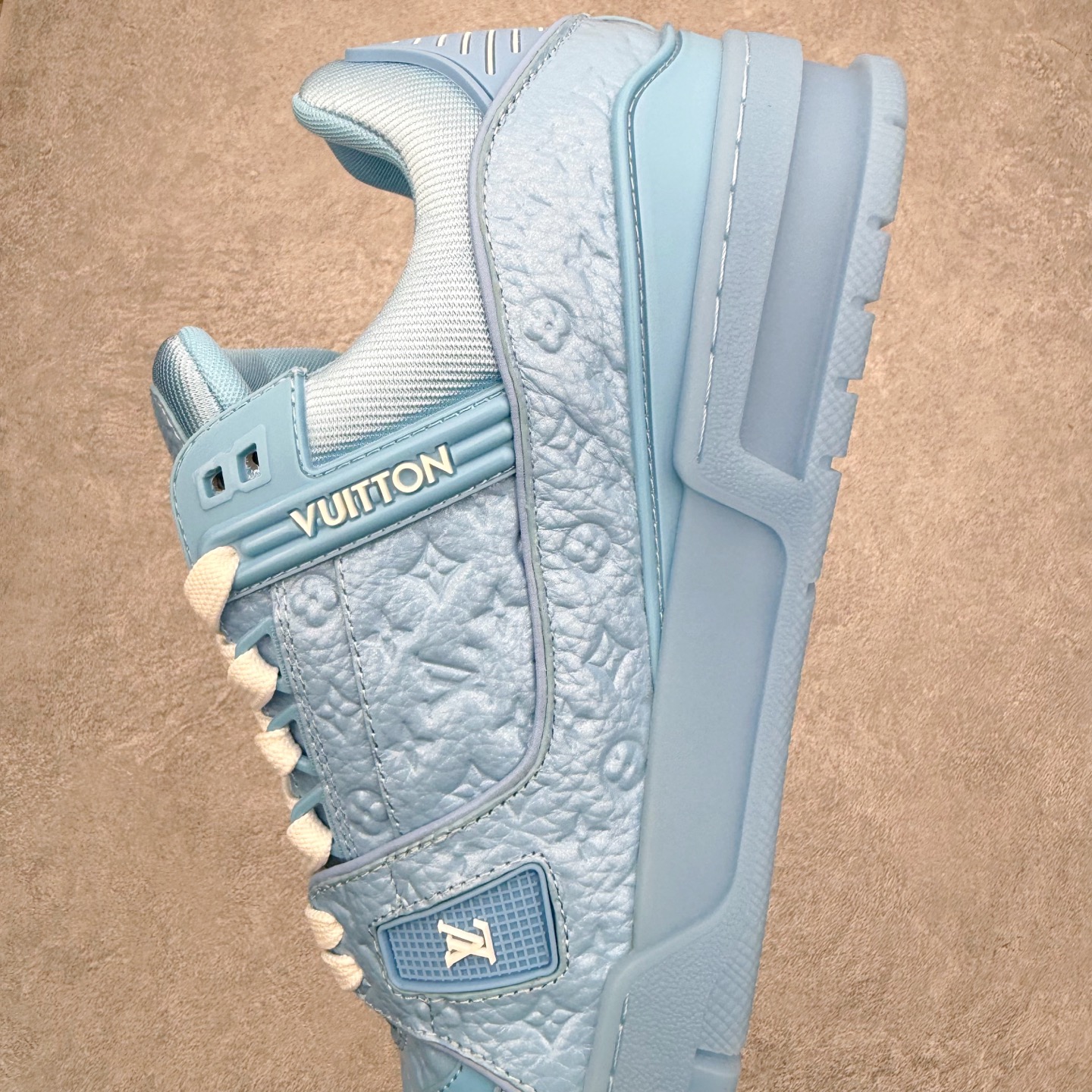 图片[7]-＃FS Louis Vuitton Trainer lv时装走秀运动鞋 完美鞋型超高的清洁度 零毛边线头瑕疵 全套原楦原纸版原鞋开模 全网最具灵魂的版型 正确原装黄色鞋盒 正确中底印花 鞋面印花3D高频深度立体 全鞋电脑针车 紧密相连 针距密度一致 环保乳胶注塑鞋垫 厚度脚感还原原版 皮面裁剪部位 统一油边封口工艺 原装橡胶大底含胶量大底组合零偏差 专柜全套包装 防尘袋 说明书 质保卡 男女鞋 尺码：35 36 37 38 39 40 41 42 43 44 45-选品中心