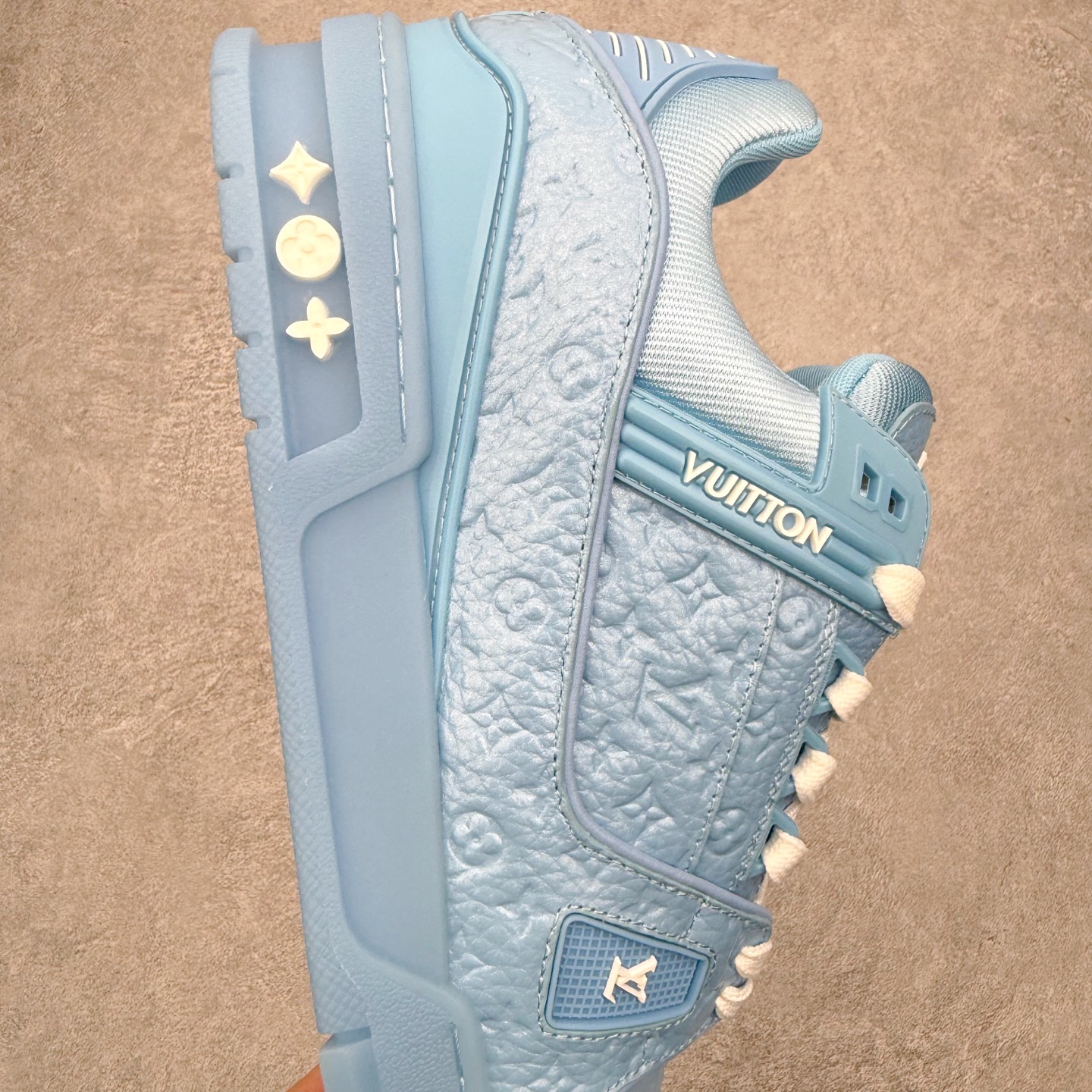 图片[6]-＃FS Louis Vuitton Trainer lv时装走秀运动鞋 完美鞋型超高的清洁度 零毛边线头瑕疵 全套原楦原纸版原鞋开模 全网最具灵魂的版型 正确原装黄色鞋盒 正确中底印花 鞋面印花3D高频深度立体 全鞋电脑针车 紧密相连 针距密度一致 环保乳胶注塑鞋垫 厚度脚感还原原版 皮面裁剪部位 统一油边封口工艺 原装橡胶大底含胶量大底组合零偏差 专柜全套包装 防尘袋 说明书 质保卡 男女鞋 尺码：35 36 37 38 39 40 41 42 43 44 45-选品中心