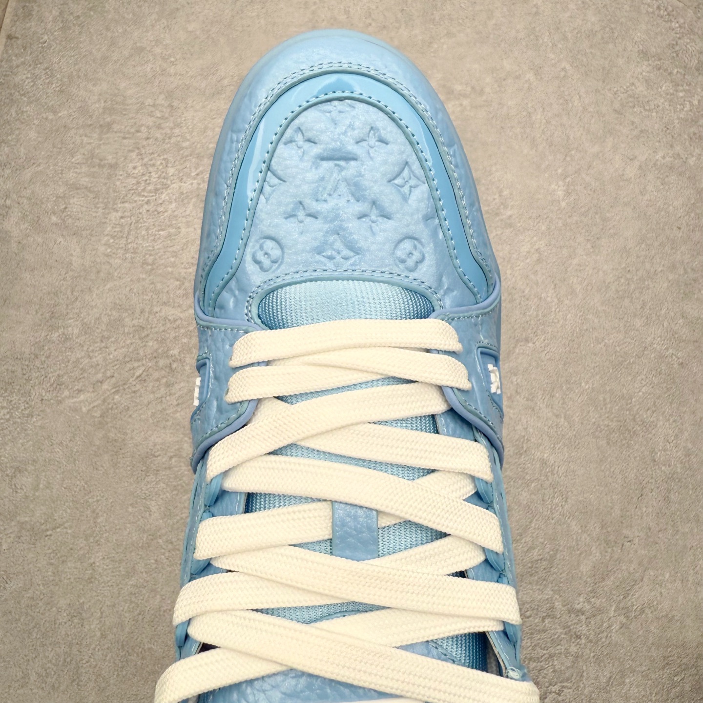 图片[4]-＃FS Louis Vuitton Trainer lv时装走秀运动鞋 完美鞋型超高的清洁度 零毛边线头瑕疵 全套原楦原纸版原鞋开模 全网最具灵魂的版型 正确原装黄色鞋盒 正确中底印花 鞋面印花3D高频深度立体 全鞋电脑针车 紧密相连 针距密度一致 环保乳胶注塑鞋垫 厚度脚感还原原版 皮面裁剪部位 统一油边封口工艺 原装橡胶大底含胶量大底组合零偏差 专柜全套包装 防尘袋 说明书 质保卡 男女鞋 尺码：35 36 37 38 39 40 41 42 43 44 45-选品中心