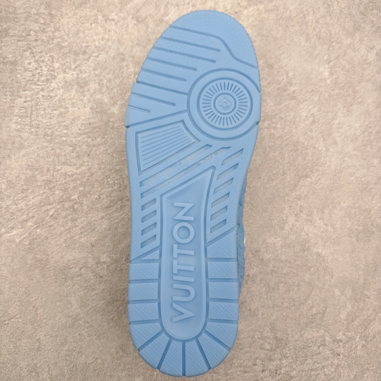 图片[9]-＃FS Louis Vuitton Trainer lv时装走秀运动鞋 完美鞋型超高的清洁度 零毛边线头瑕疵 全套原楦原纸版原鞋开模 全网最具灵魂的版型 正确原装黄色鞋盒 正确中底印花 鞋面印花3D高频深度立体 全鞋电脑针车 紧密相连 针距密度一致 环保乳胶注塑鞋垫 厚度脚感还原原版 皮面裁剪部位 统一油边封口工艺 原装橡胶大底含胶量大底组合零偏差 专柜全套包装 防尘袋 说明书 质保卡 男女鞋 尺码：35 36 37 38 39 40 41 42 43 44 45-选品中心