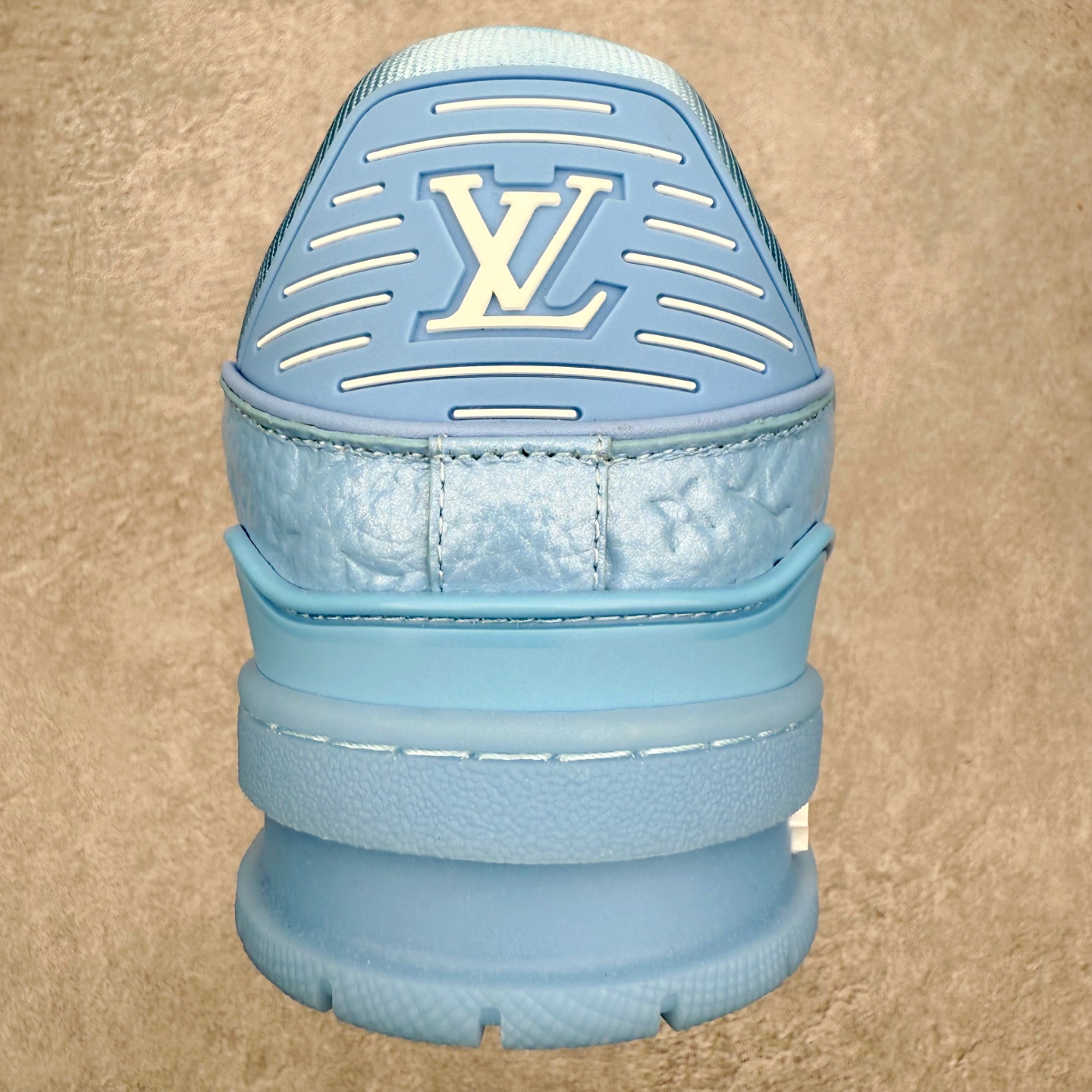 图片[8]-＃FS Louis Vuitton Trainer lv时装走秀运动鞋 完美鞋型超高的清洁度 零毛边线头瑕疵 全套原楦原纸版原鞋开模 全网最具灵魂的版型 正确原装黄色鞋盒 正确中底印花 鞋面印花3D高频深度立体 全鞋电脑针车 紧密相连 针距密度一致 环保乳胶注塑鞋垫 厚度脚感还原原版 皮面裁剪部位 统一油边封口工艺 原装橡胶大底含胶量大底组合零偏差 专柜全套包装 防尘袋 说明书 质保卡 男女鞋 尺码：35 36 37 38 39 40 41 42 43 44 45-选品中心