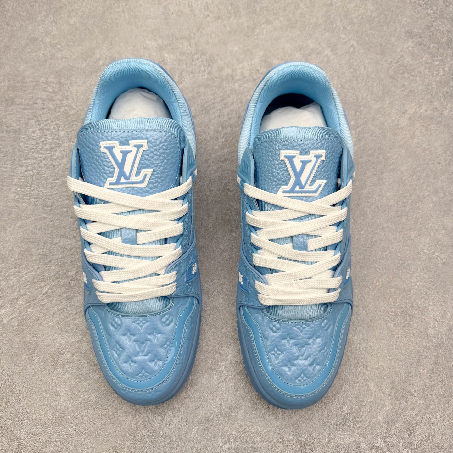 图片[2]-＃FS Louis Vuitton Trainer lv时装走秀运动鞋 完美鞋型超高的清洁度 零毛边线头瑕疵 全套原楦原纸版原鞋开模 全网最具灵魂的版型 正确原装黄色鞋盒 正确中底印花 鞋面印花3D高频深度立体 全鞋电脑针车 紧密相连 针距密度一致 环保乳胶注塑鞋垫 厚度脚感还原原版 皮面裁剪部位 统一油边封口工艺 原装橡胶大底含胶量大底组合零偏差 专柜全套包装 防尘袋 说明书 质保卡 男女鞋 尺码：35 36 37 38 39 40 41 42 43 44 45-选品中心