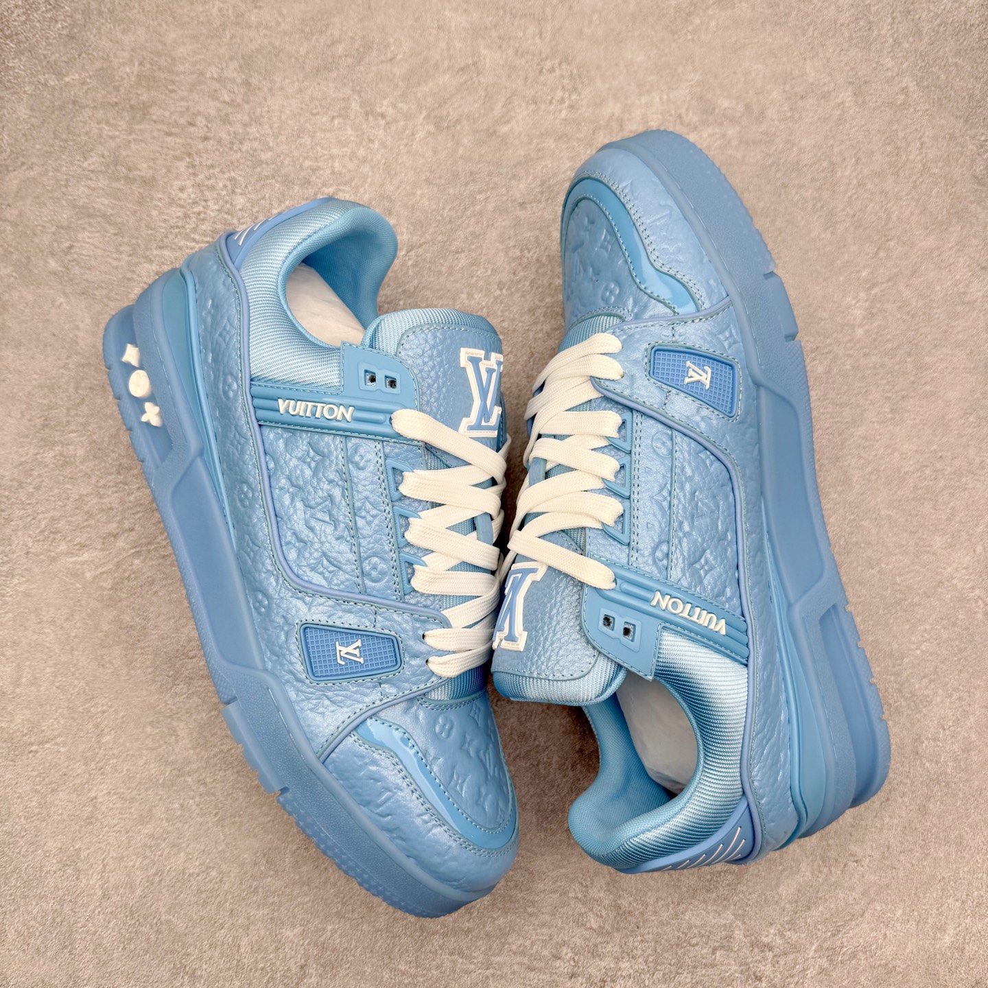 图片[3]-＃FS Louis Vuitton Trainer lv时装走秀运动鞋 完美鞋型超高的清洁度 零毛边线头瑕疵 全套原楦原纸版原鞋开模 全网最具灵魂的版型 正确原装黄色鞋盒 正确中底印花 鞋面印花3D高频深度立体 全鞋电脑针车 紧密相连 针距密度一致 环保乳胶注塑鞋垫 厚度脚感还原原版 皮面裁剪部位 统一油边封口工艺 原装橡胶大底含胶量大底组合零偏差 专柜全套包装 防尘袋 说明书 质保卡 男女鞋 尺码：35 36 37 38 39 40 41 42 43 44 45-选品中心